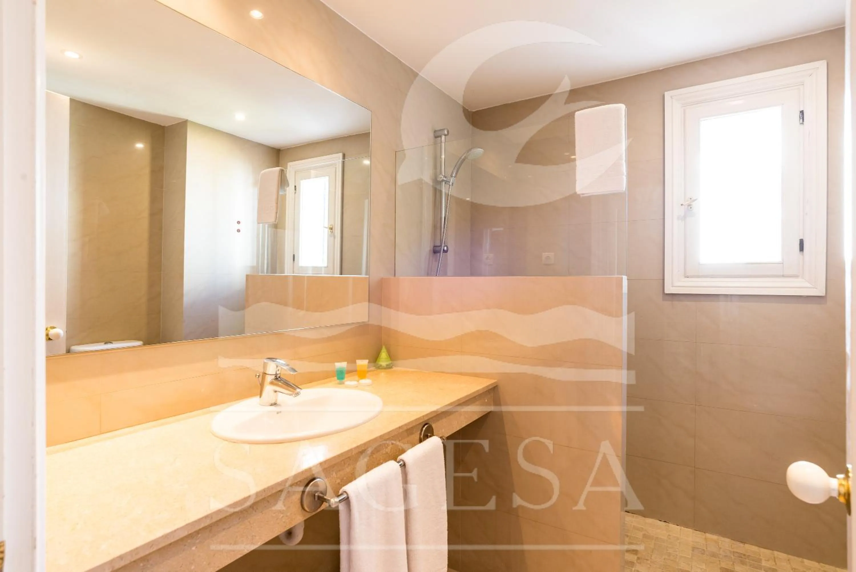 Shower in Jardines de las Golondrinas