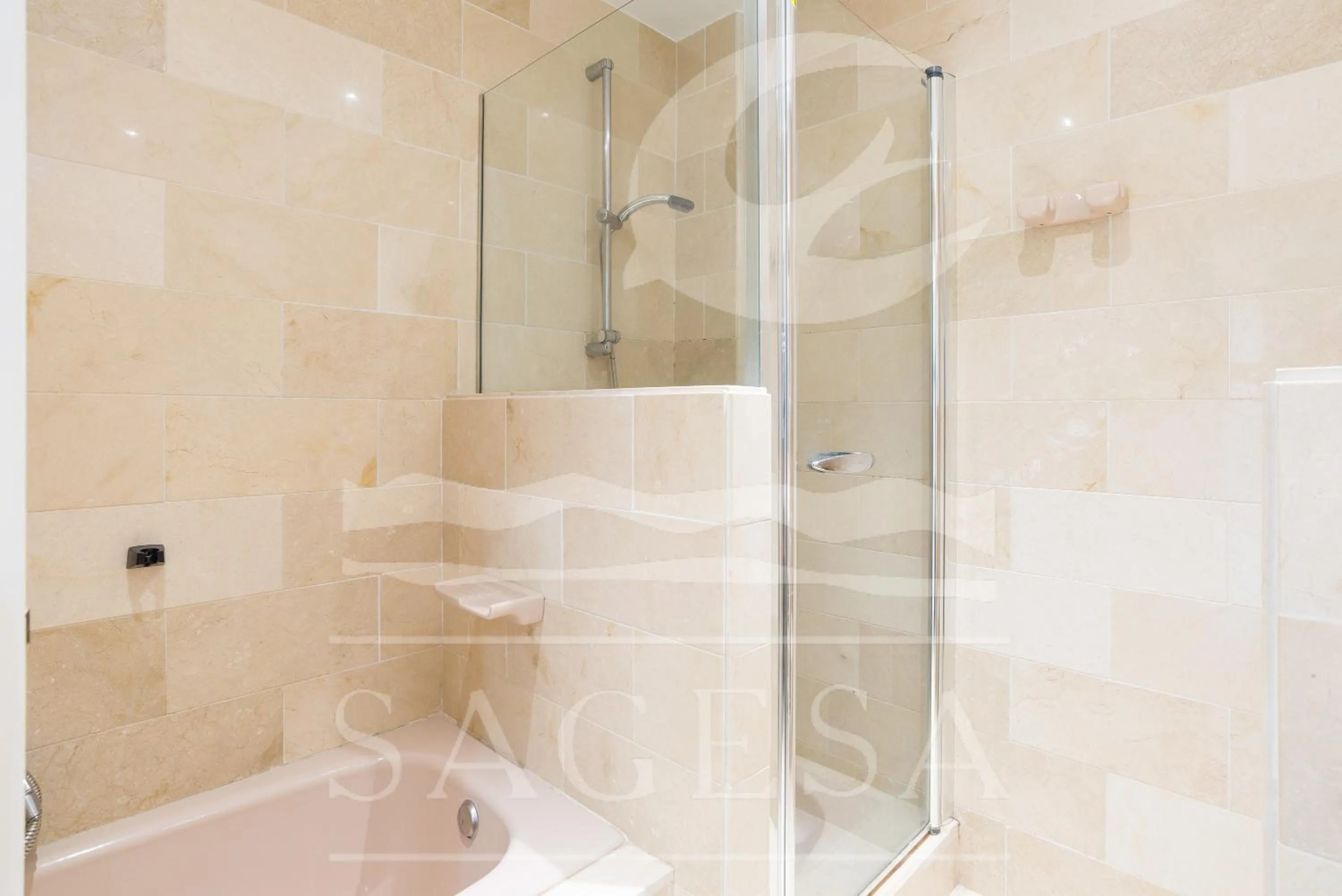 Shower in Jardines de las Golondrinas