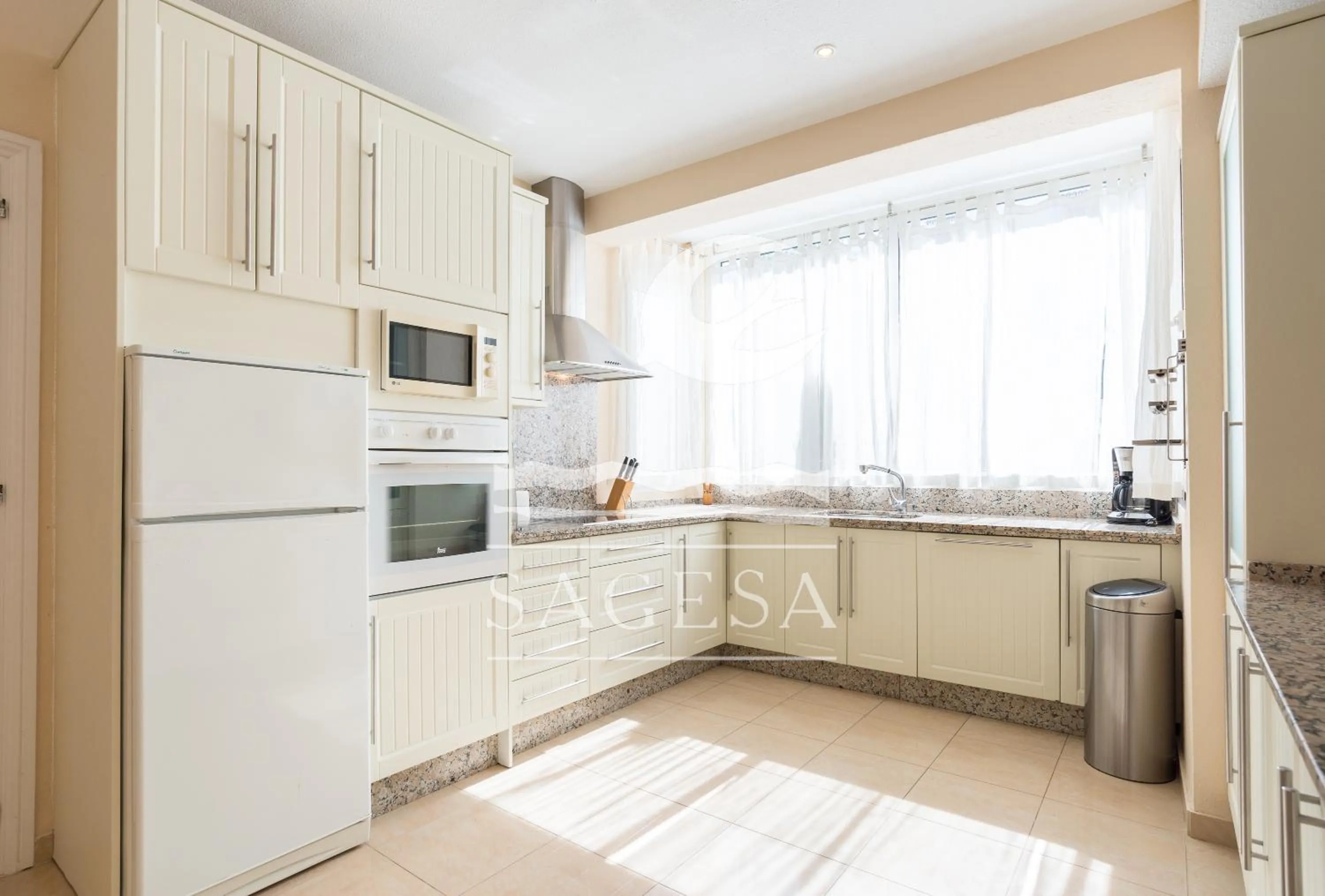 microwave in Jardines de las Golondrinas