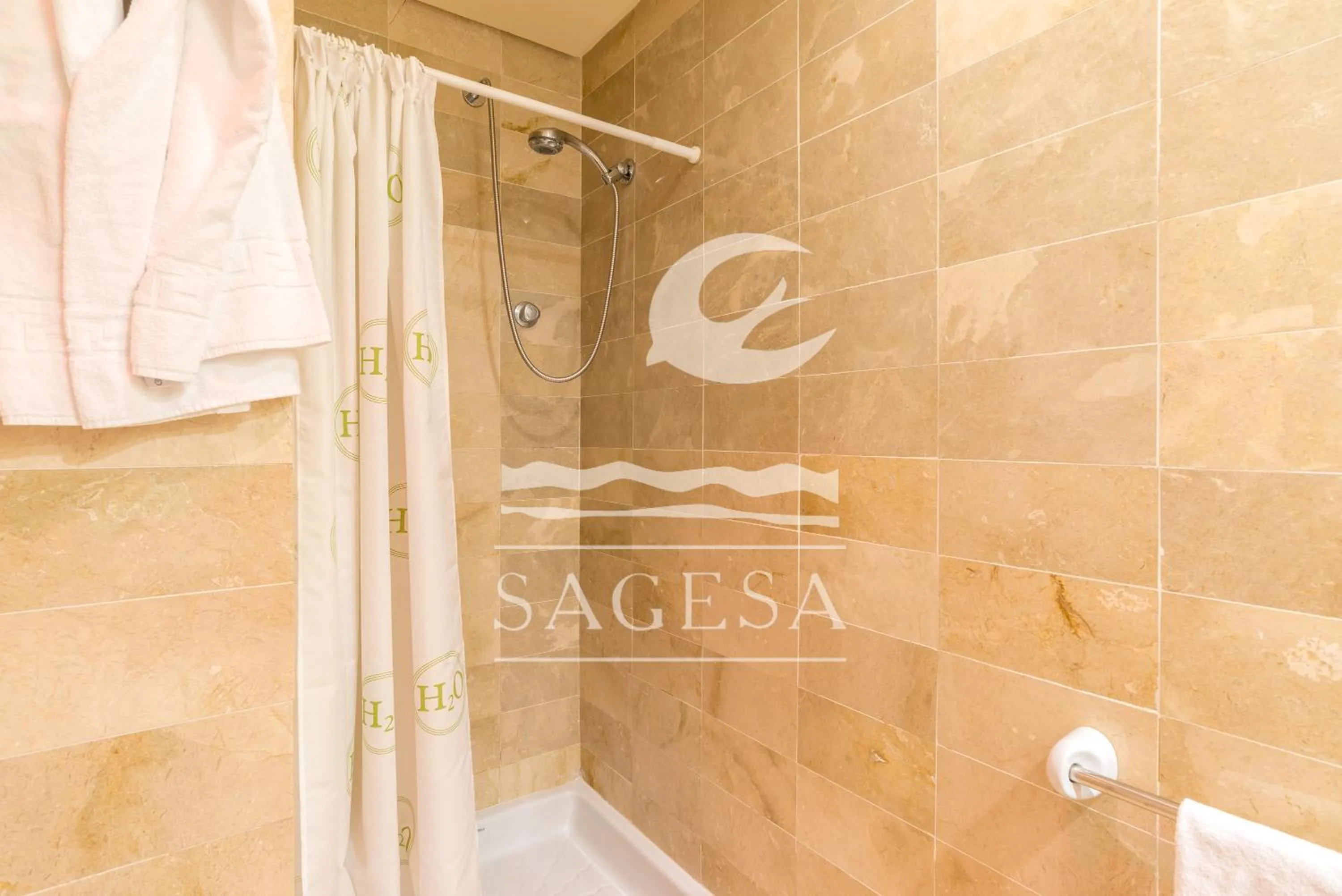 Shower in Jardines de las Golondrinas