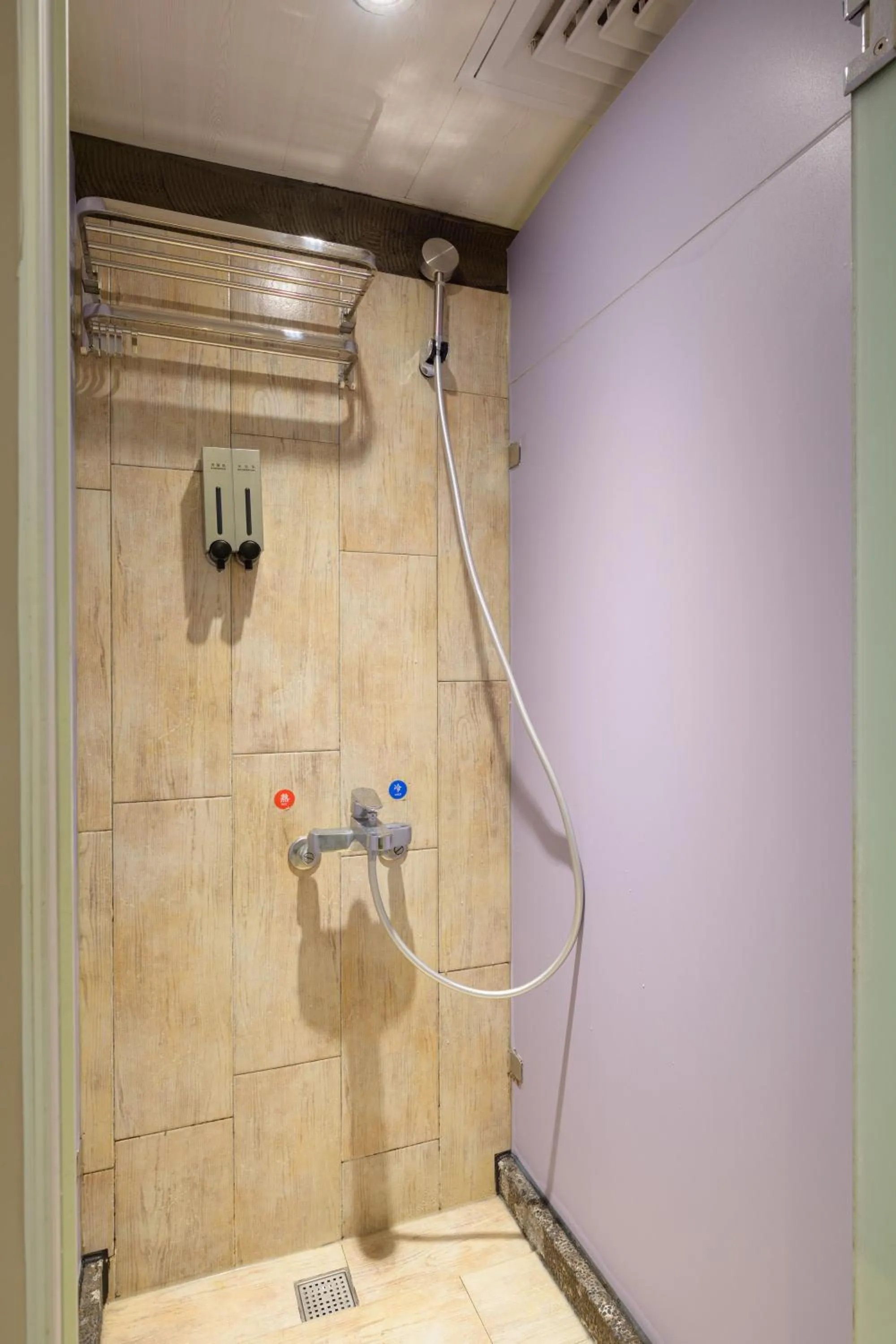 Shower in Work Inn 101 慕誠青年旅館