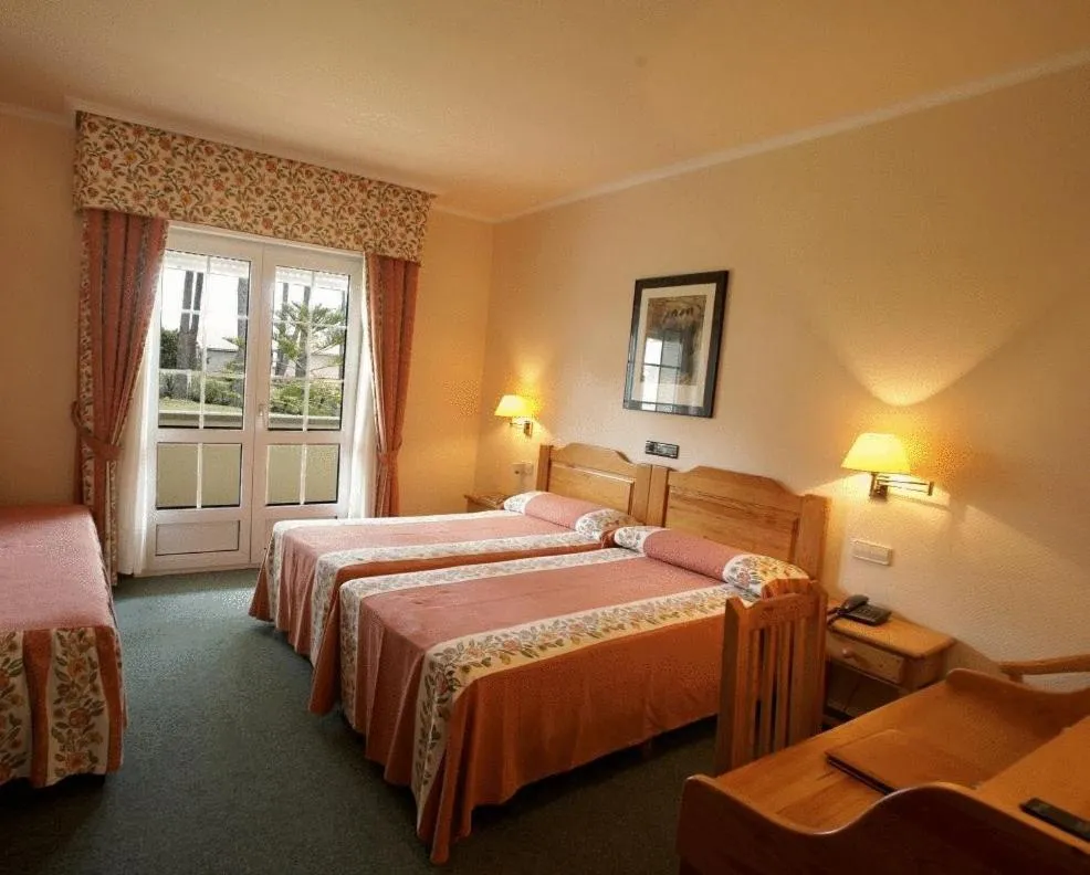 Twin Room with Extra Bed in Hotel Spa Bosque mar