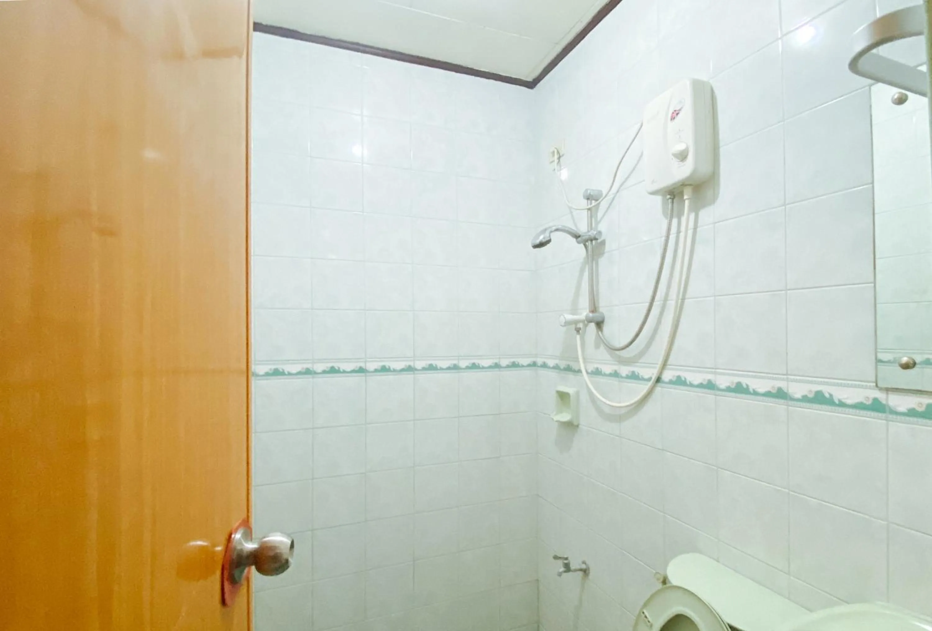 Shower in RedDoorz @ Classique Pan Oriental Hotel and Resort Batangas