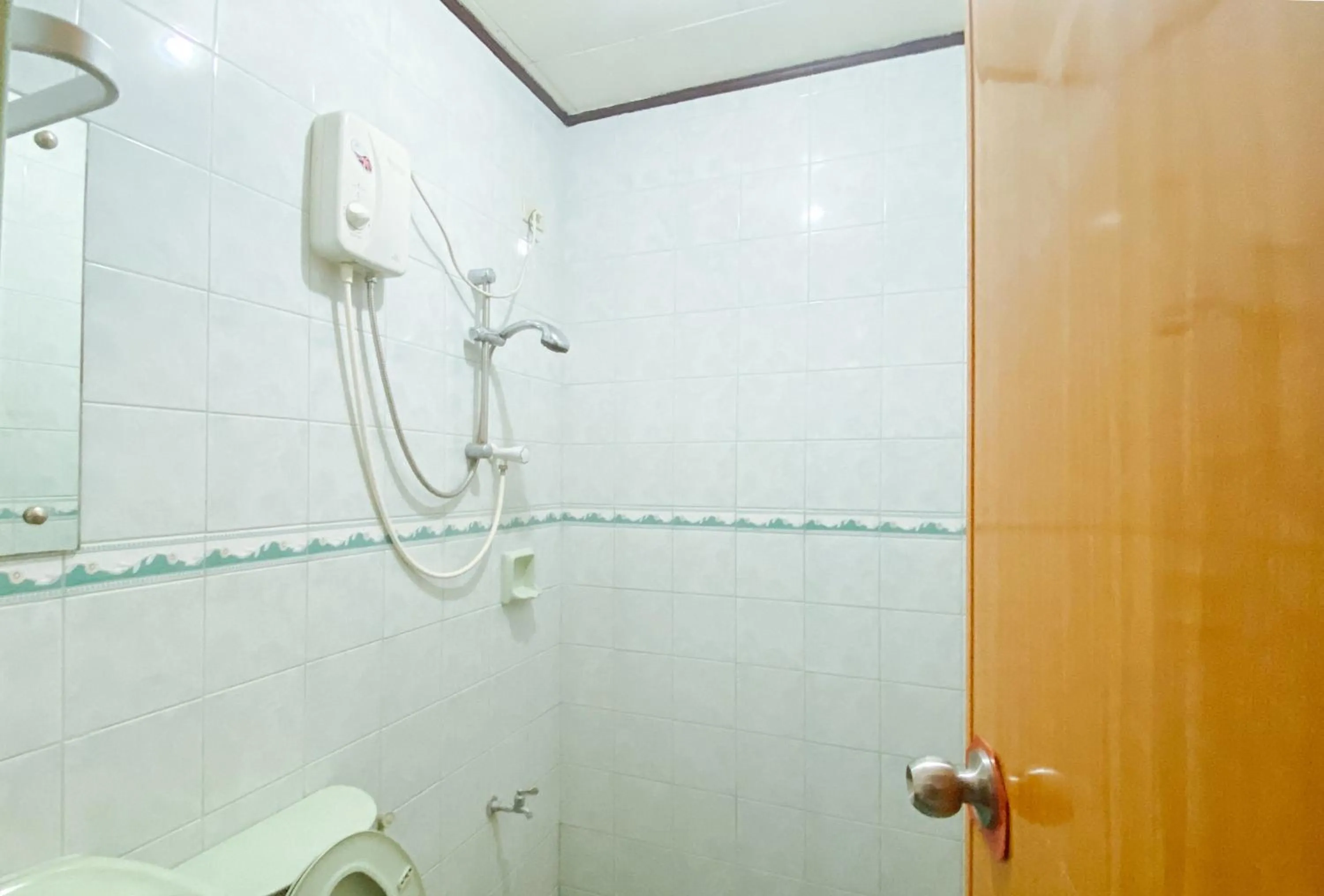 Shower in RedDoorz @ Classique Pan Oriental Hotel and Resort Batangas