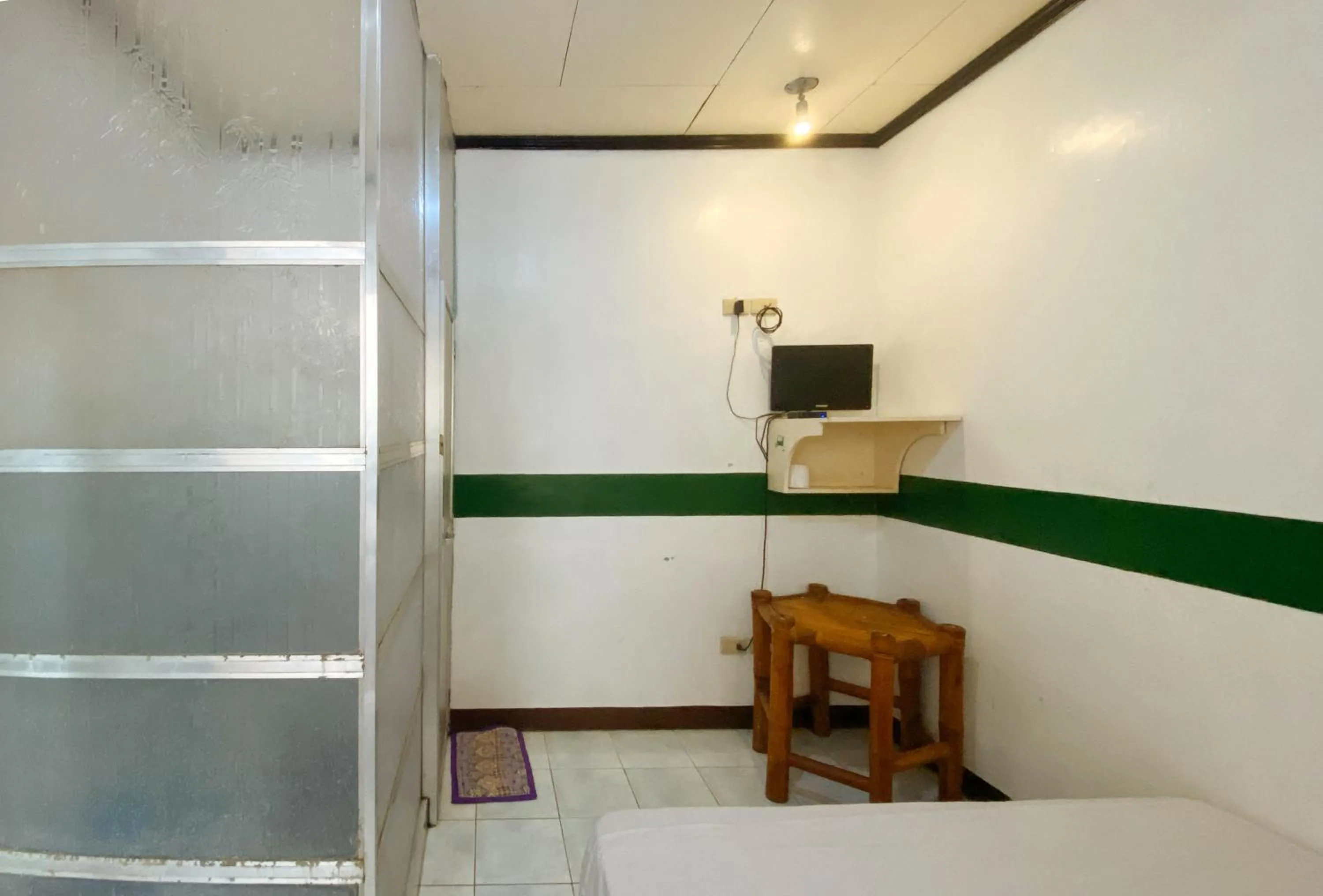 Bed in RedDoorz @ Classique Pan Oriental Hotel and Resort Batangas