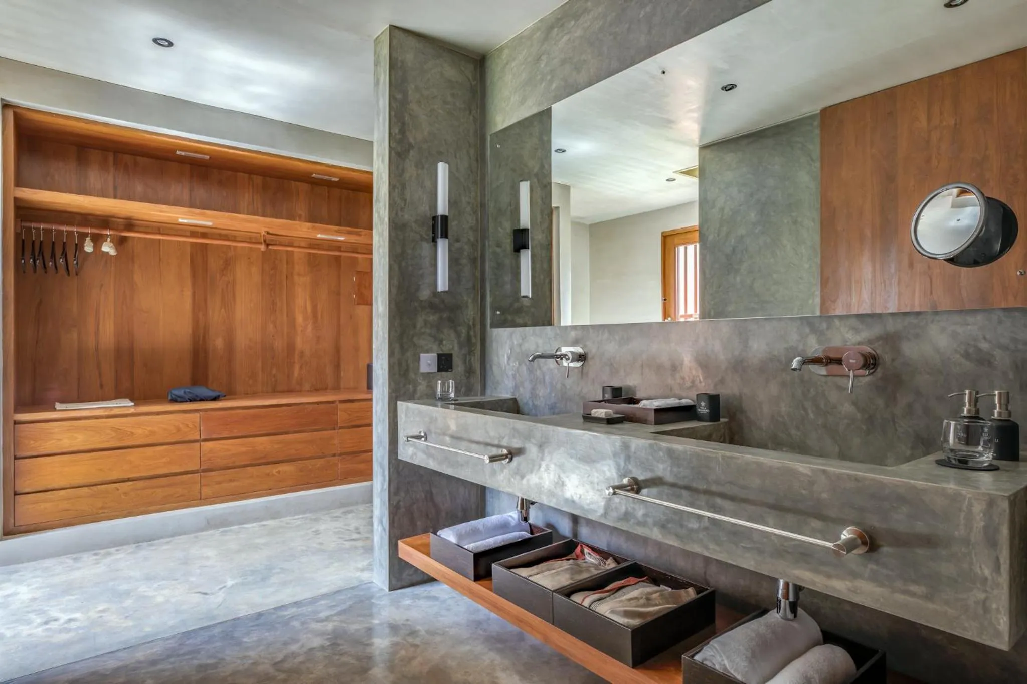 wardrobe in Villa Thamburu, Bentota