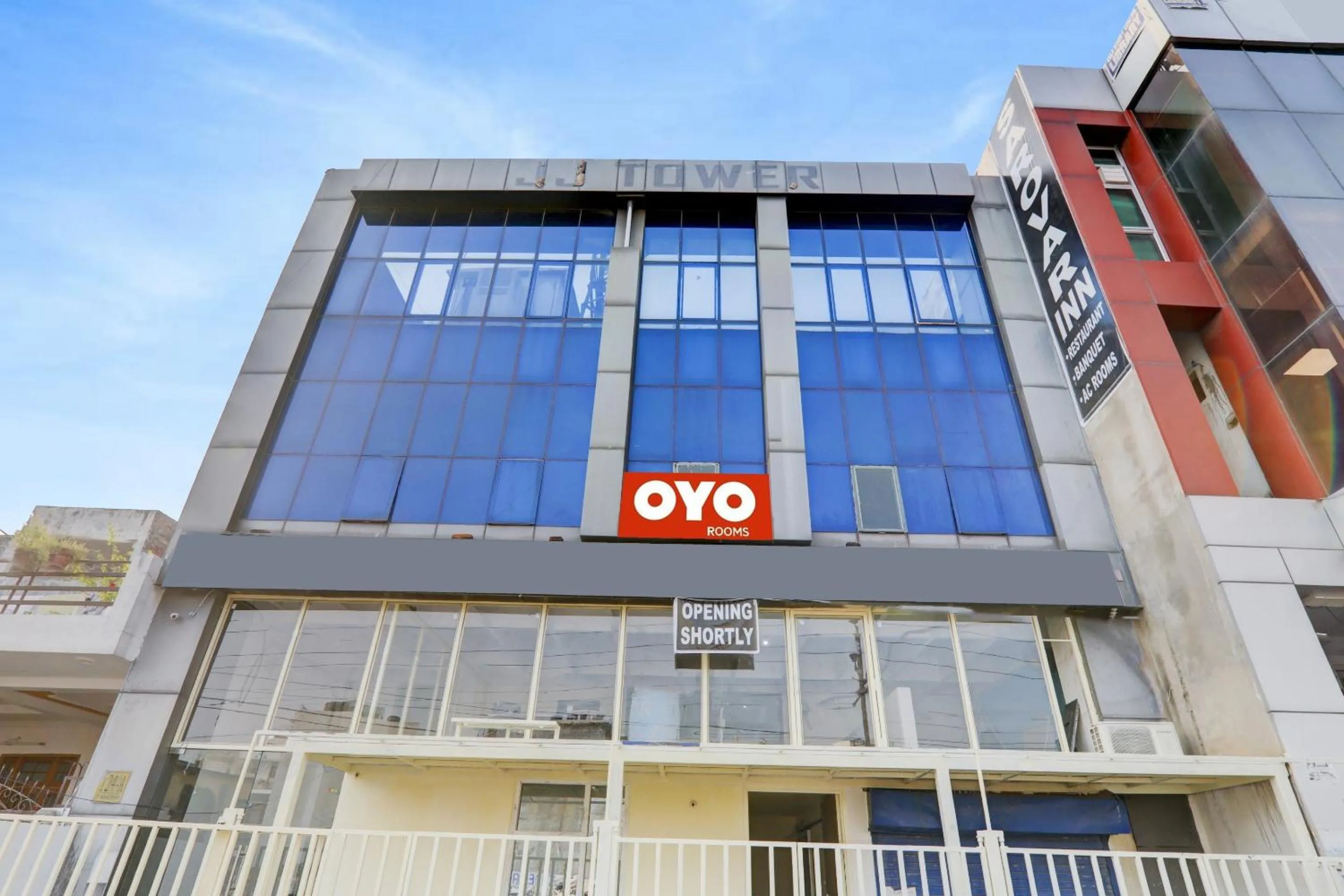 Facade/entrance in Hotel O SRV Palace