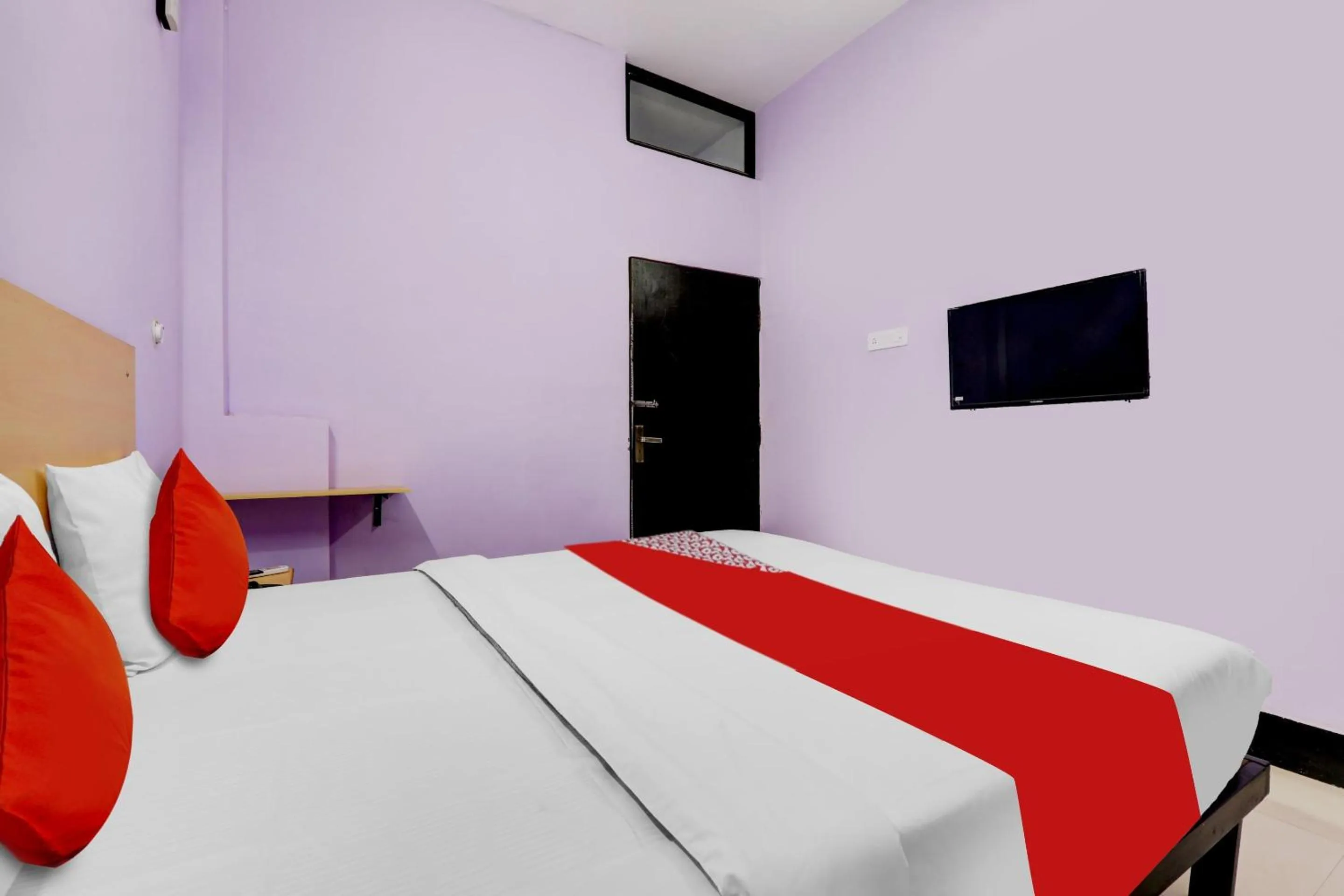 Bathroom, Bed in Hotel O SRV Palace