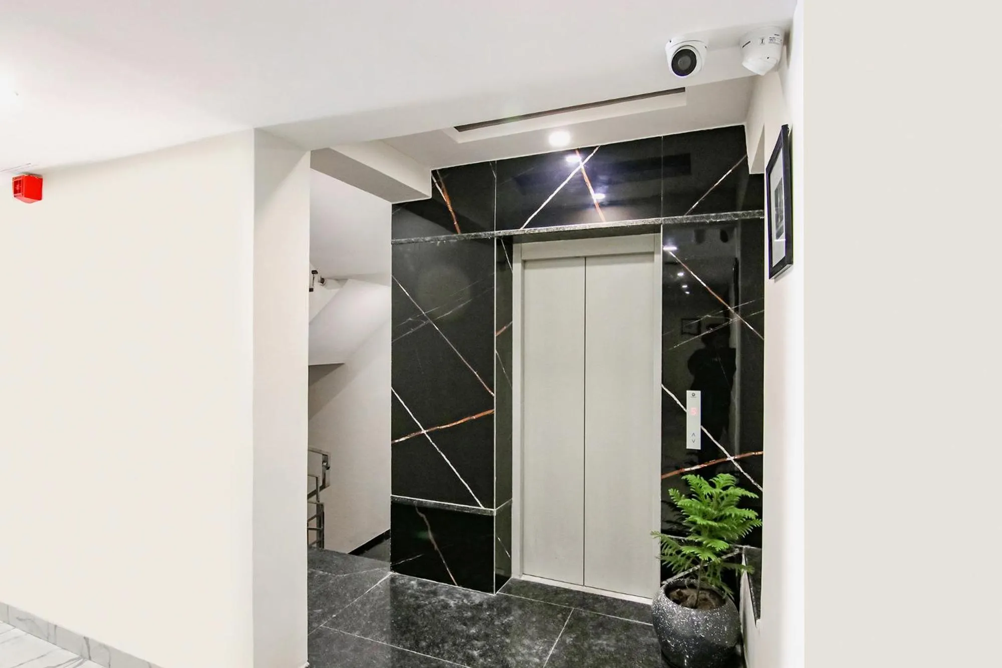 elevator in Saltstayz Select - Huda City Center