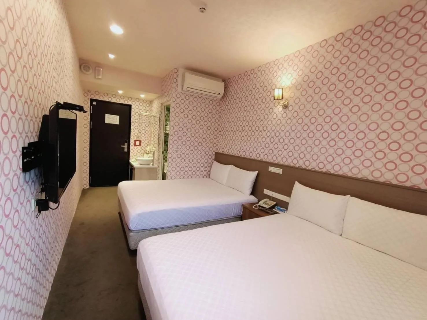 Photo of the whole room, Bed in Taiwan Seven Days Boutique Hotel