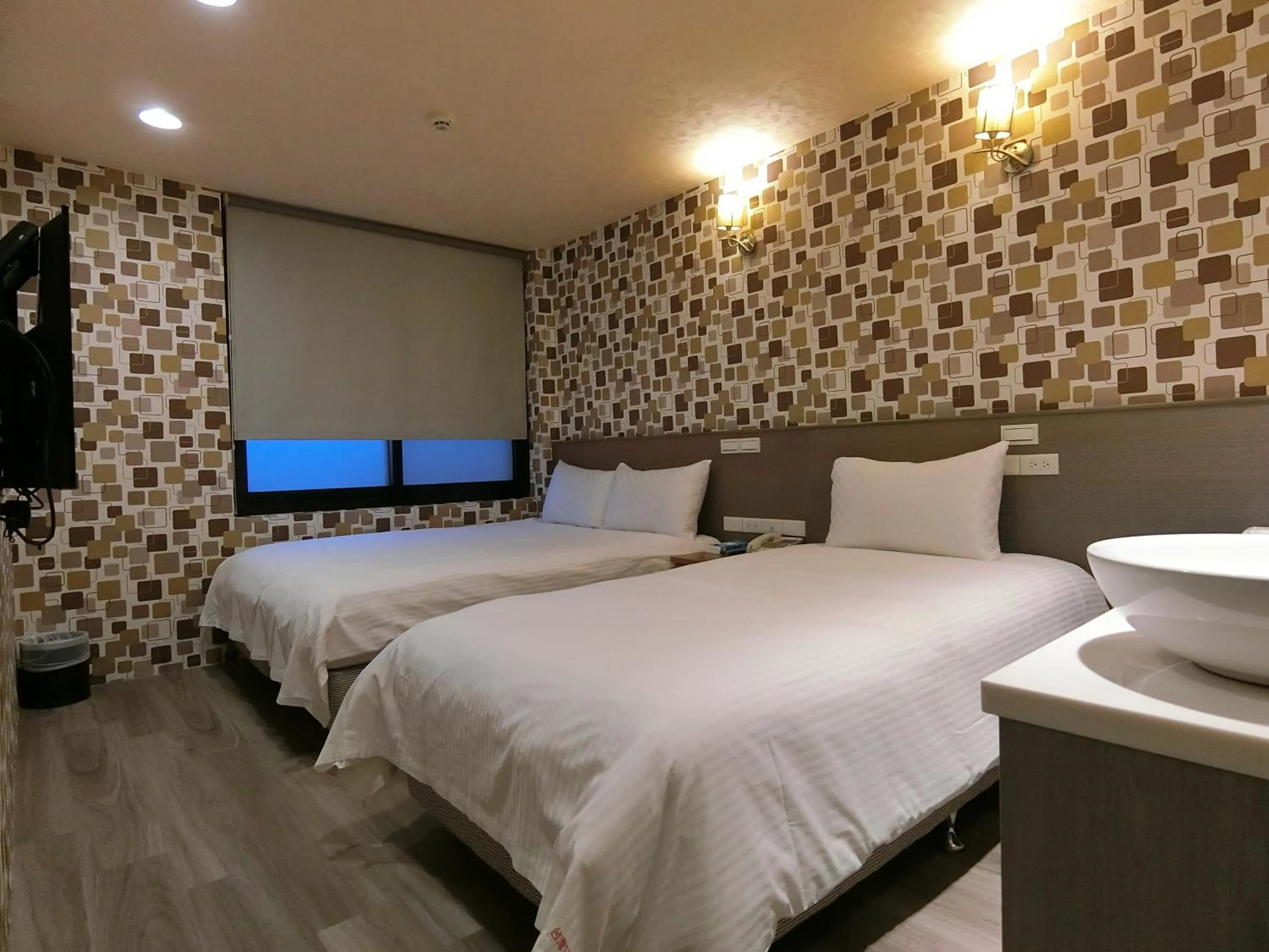 Photo of the whole room, Bed in Taiwan Seven Days Boutique Hotel