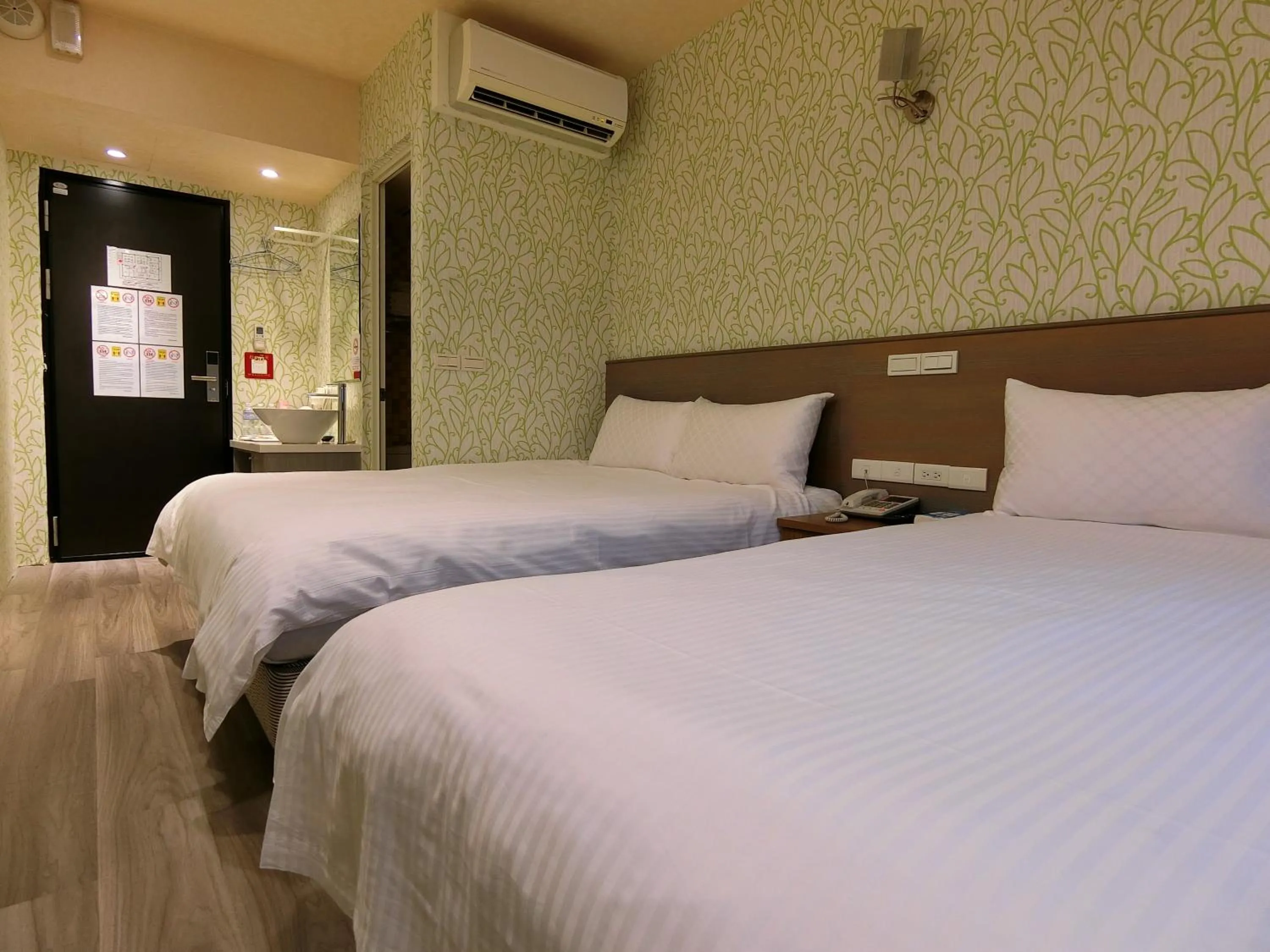 Photo of the whole room, Bed in Taiwan Seven Days Boutique Hotel