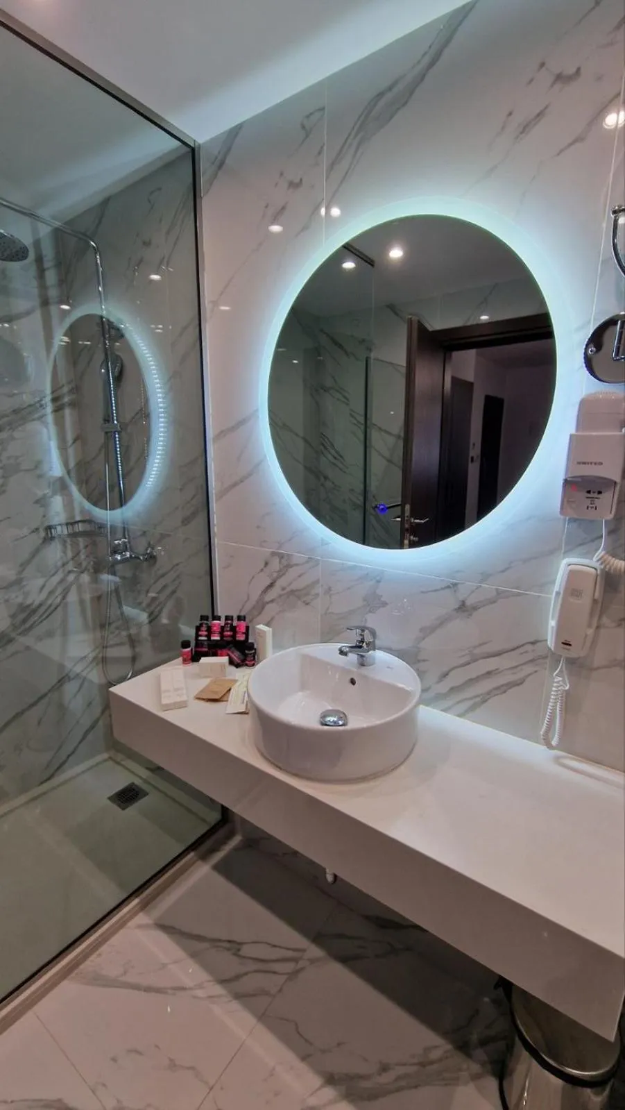 Bathroom in International Atene hotel