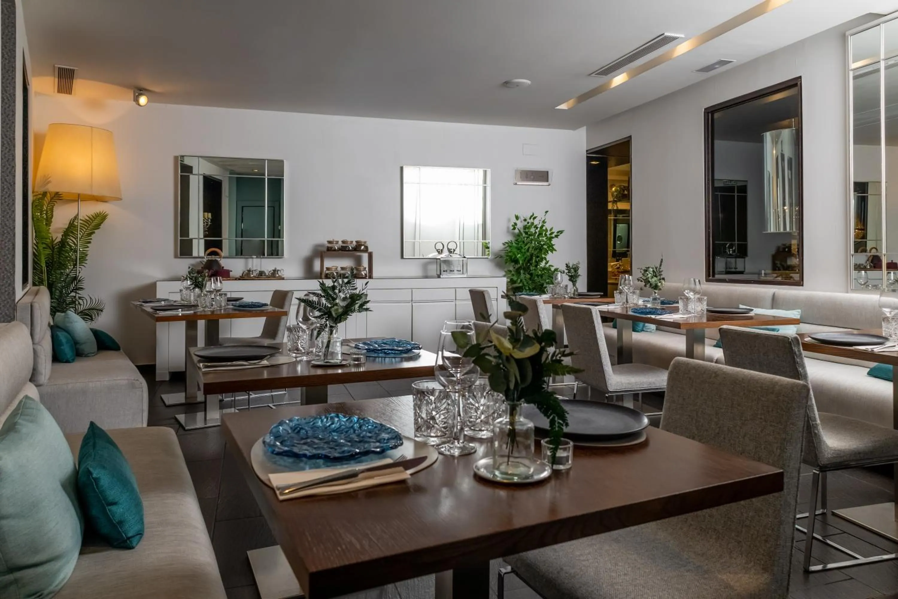 Restaurant/places to eat in Hospes Puerta de Alcalá, a Member of Design Hotels