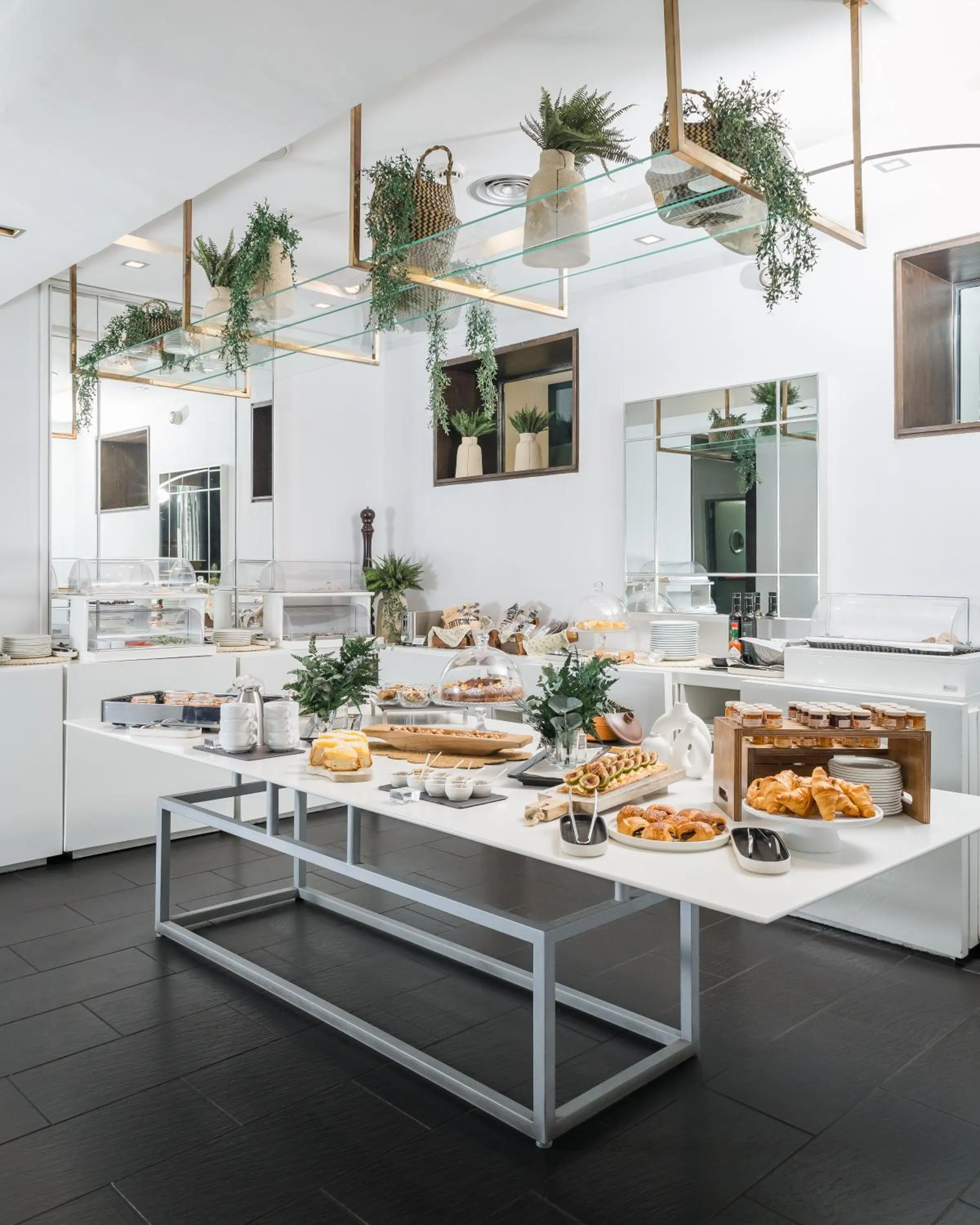 Restaurant/places to eat in Hospes Puerta de Alcalá, a Member of Design Hotels
