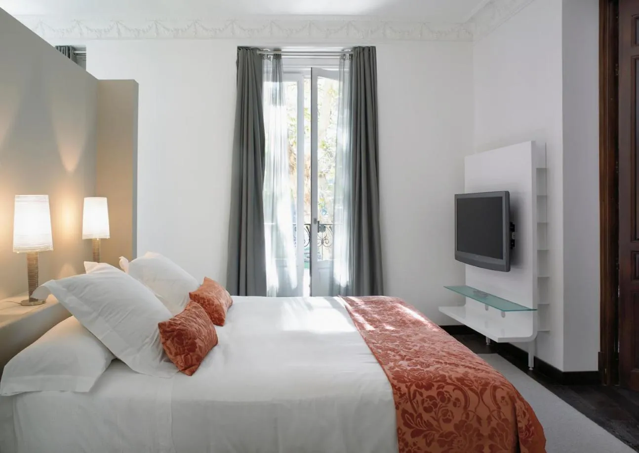 Bed in Hospes Puerta de Alcalá, a Member of Design Hotels