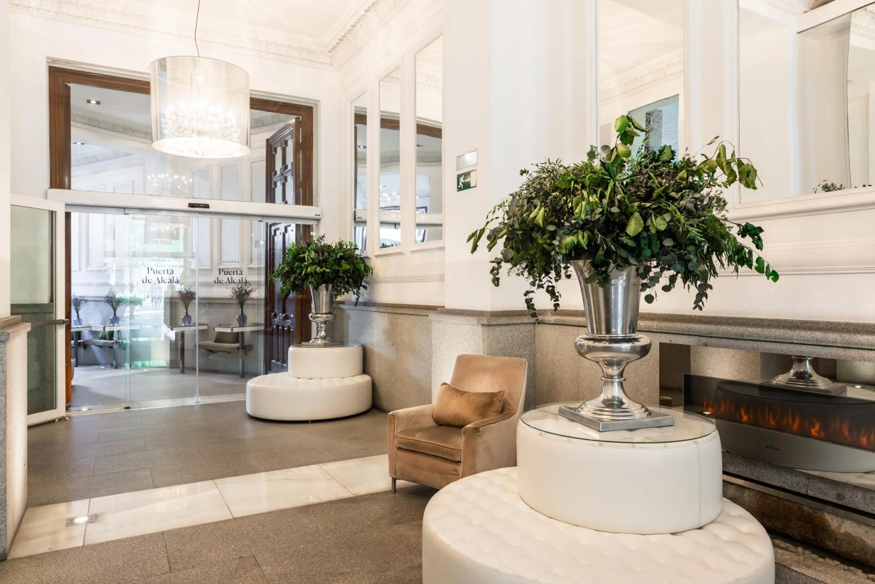 Lobby or reception in Hospes Puerta de Alcalá, a Member of Design Hotels