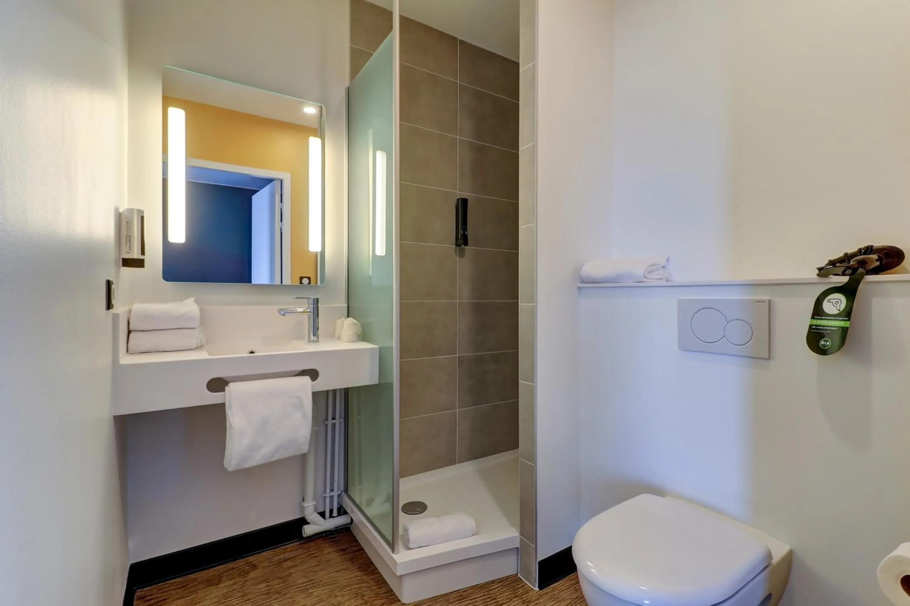 Bathroom in B&B HOTEL Dijon Valmy Toison d'or