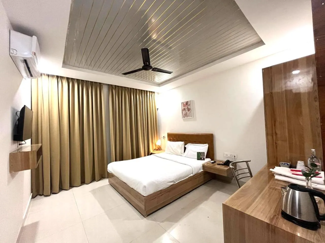 Bedroom, Bed in Hotel Hibiscus Tree- Bachupally