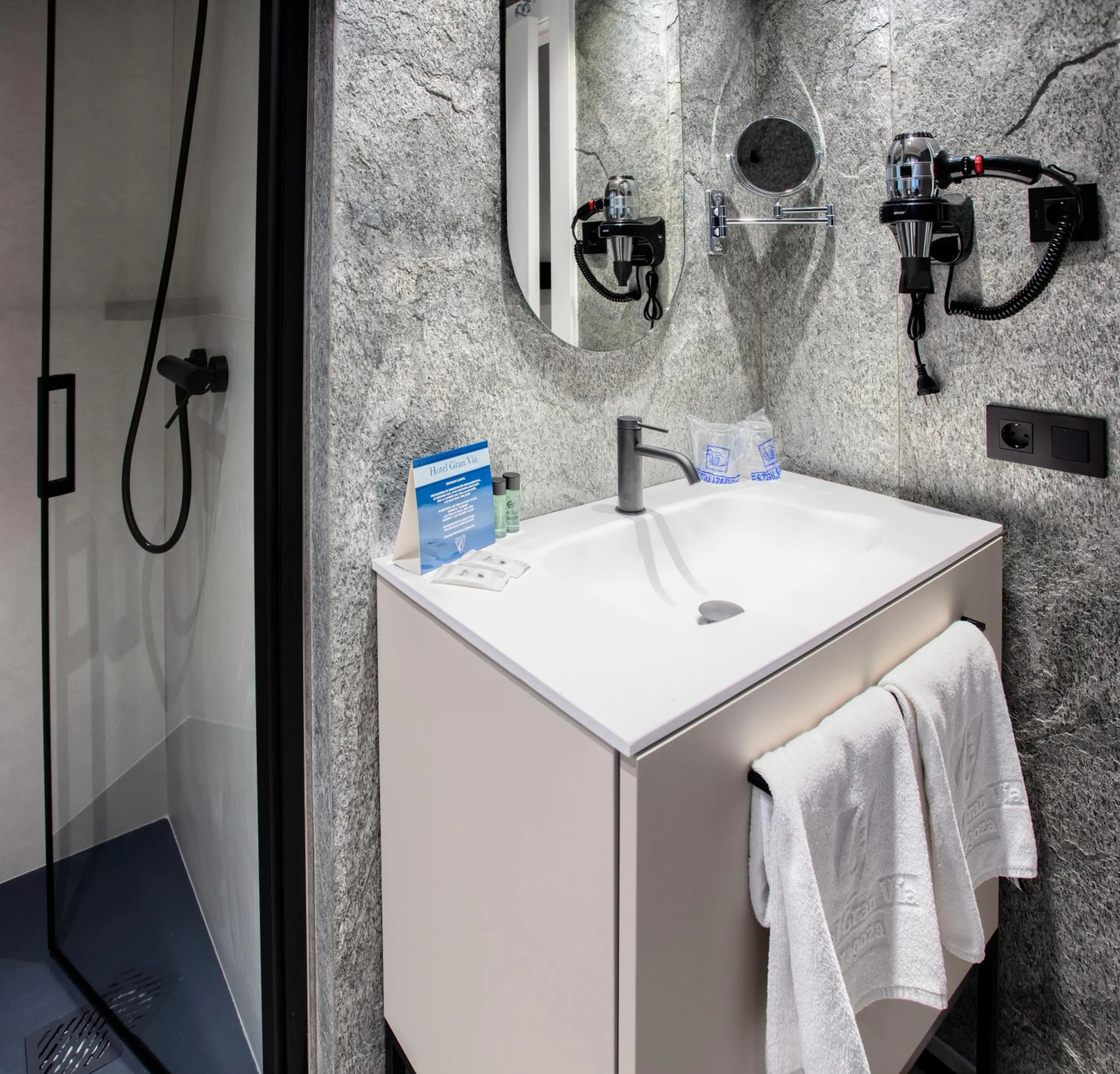 Shower in Hotel Gran Via