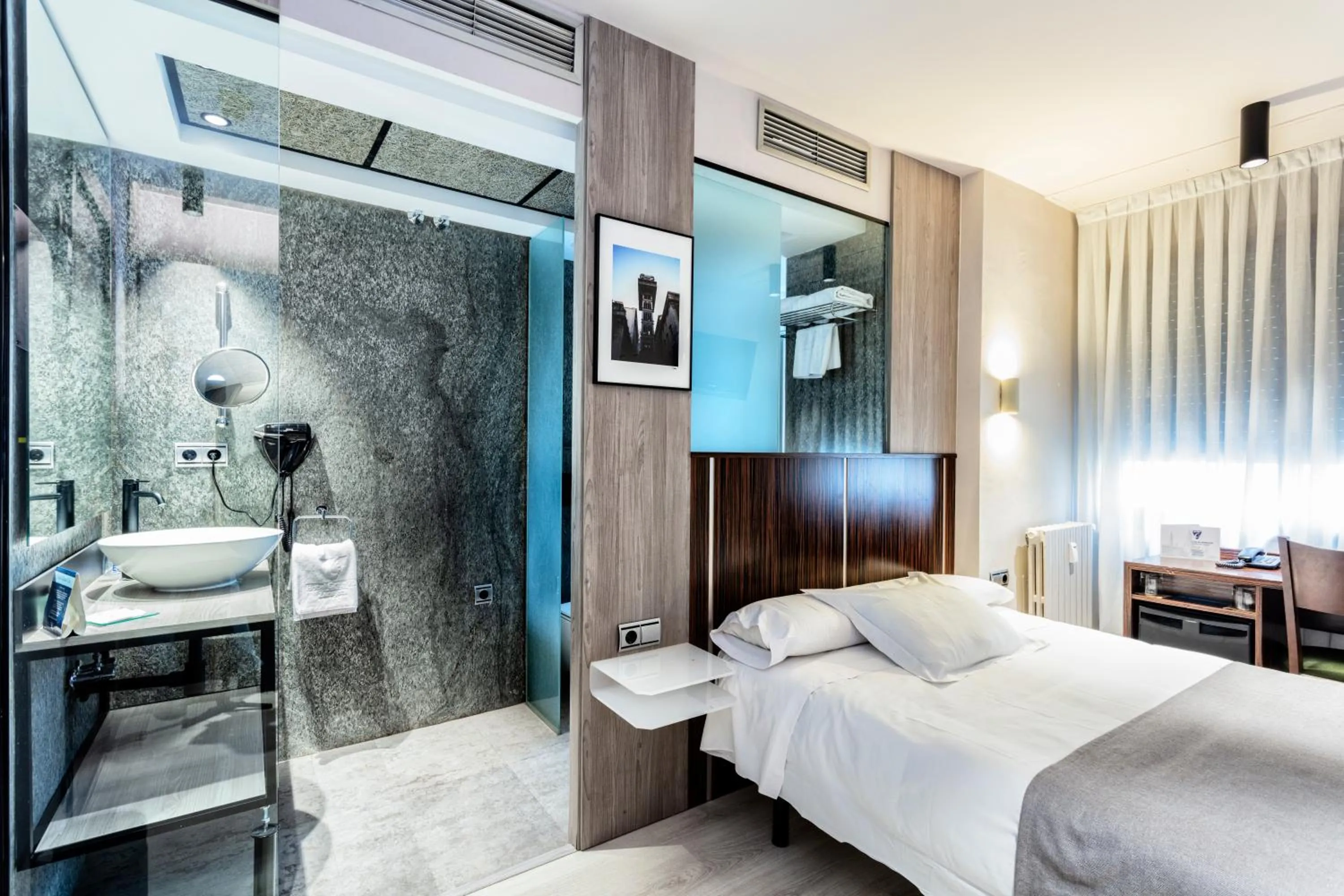 Photo of the whole room, Bed in Hotel Gran Via