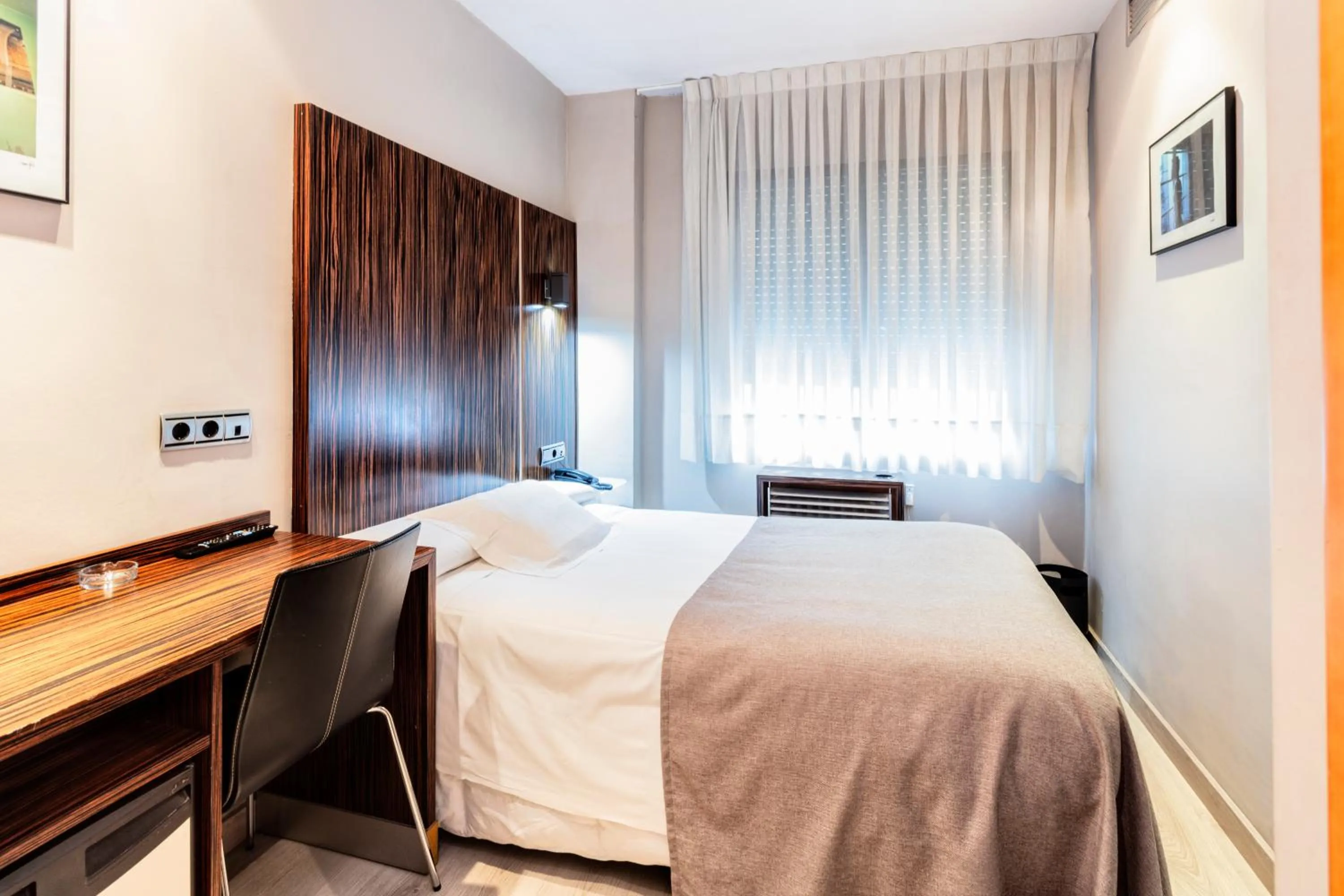 Photo of the whole room, Bed in Hotel Gran Via