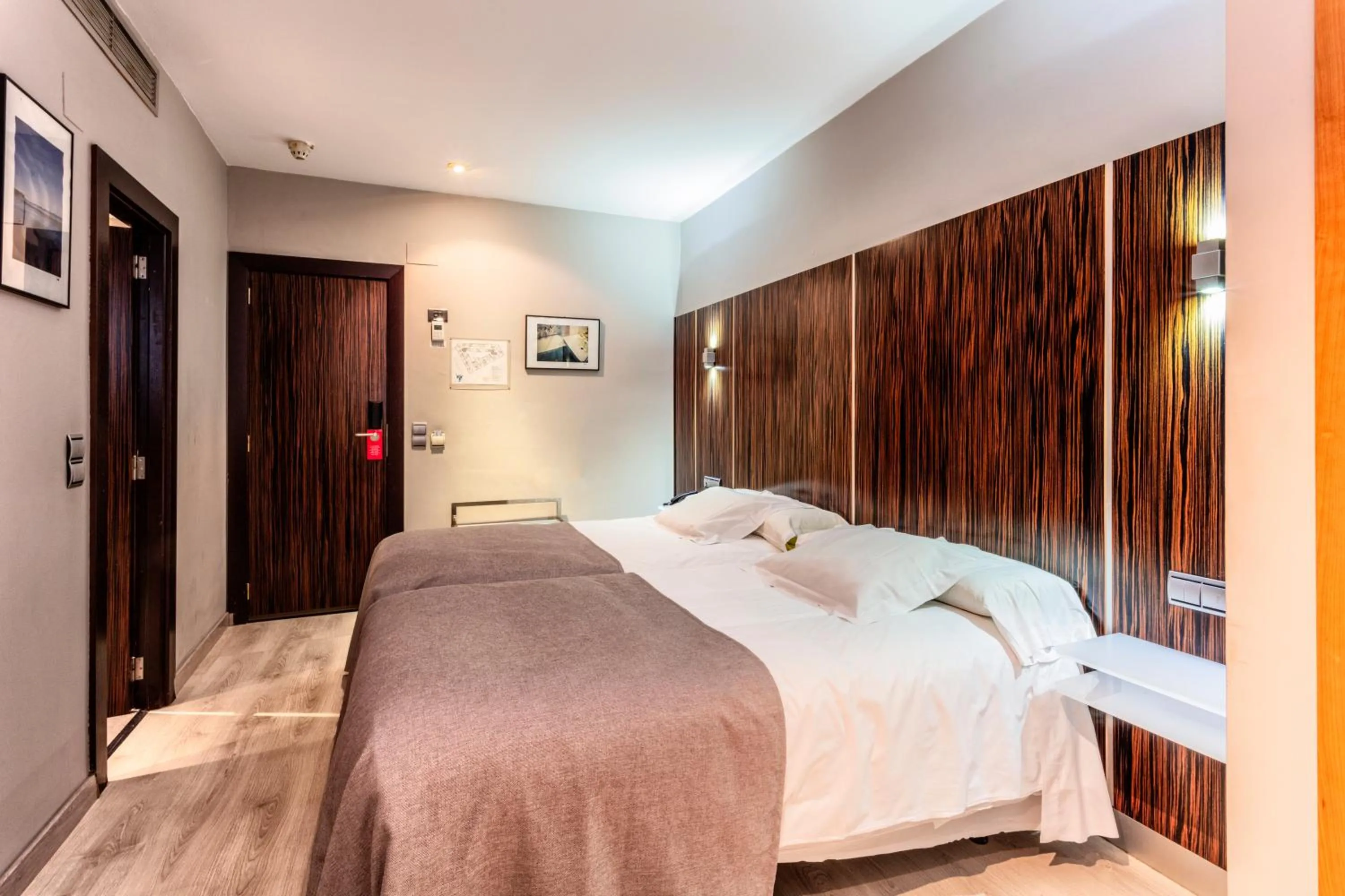 Photo of the whole room, Bed in Hotel Gran Via