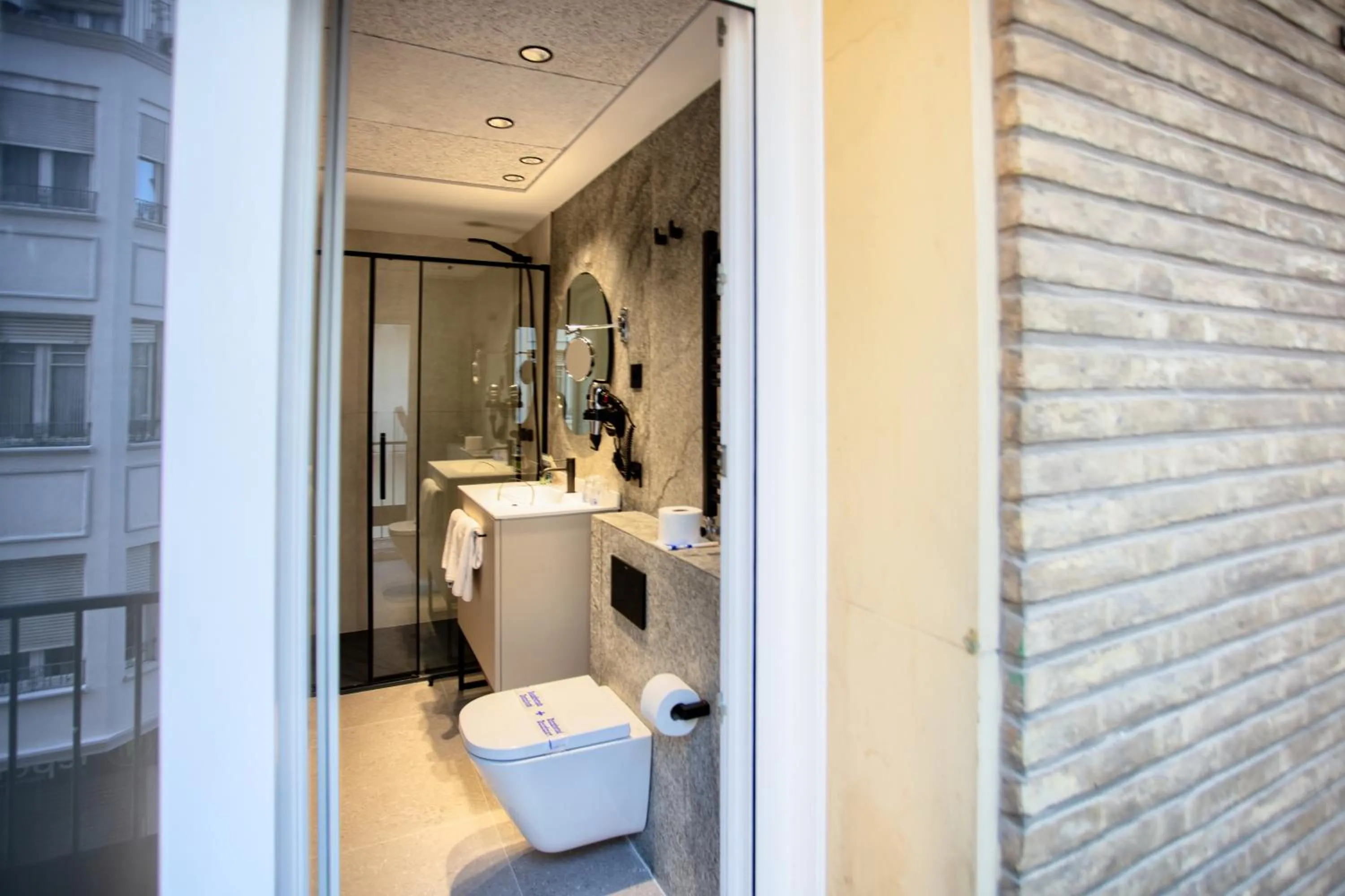 Shower in Hotel Gran Via