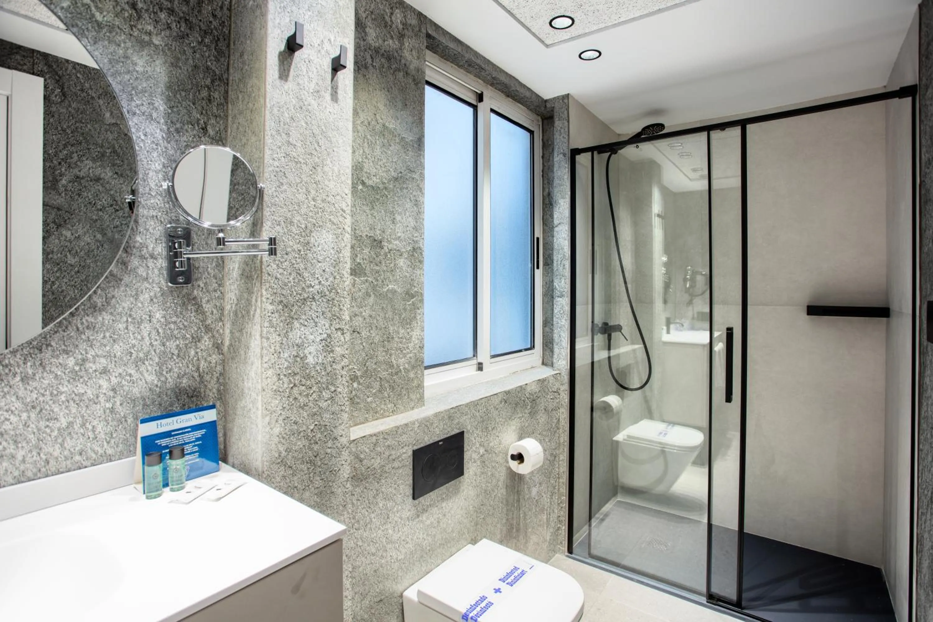 Shower in Hotel Gran Via