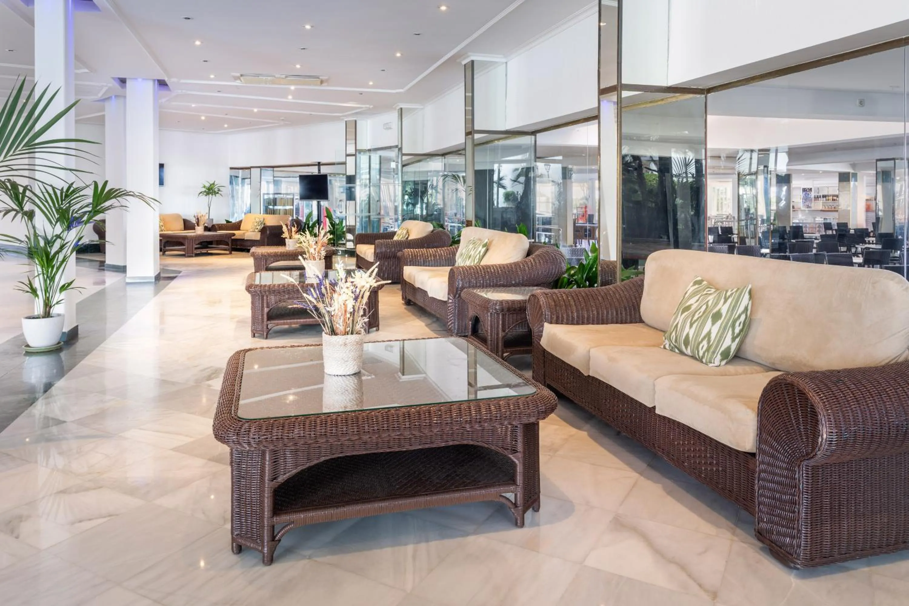 Lobby or reception in Sol Milanos Pingüinos