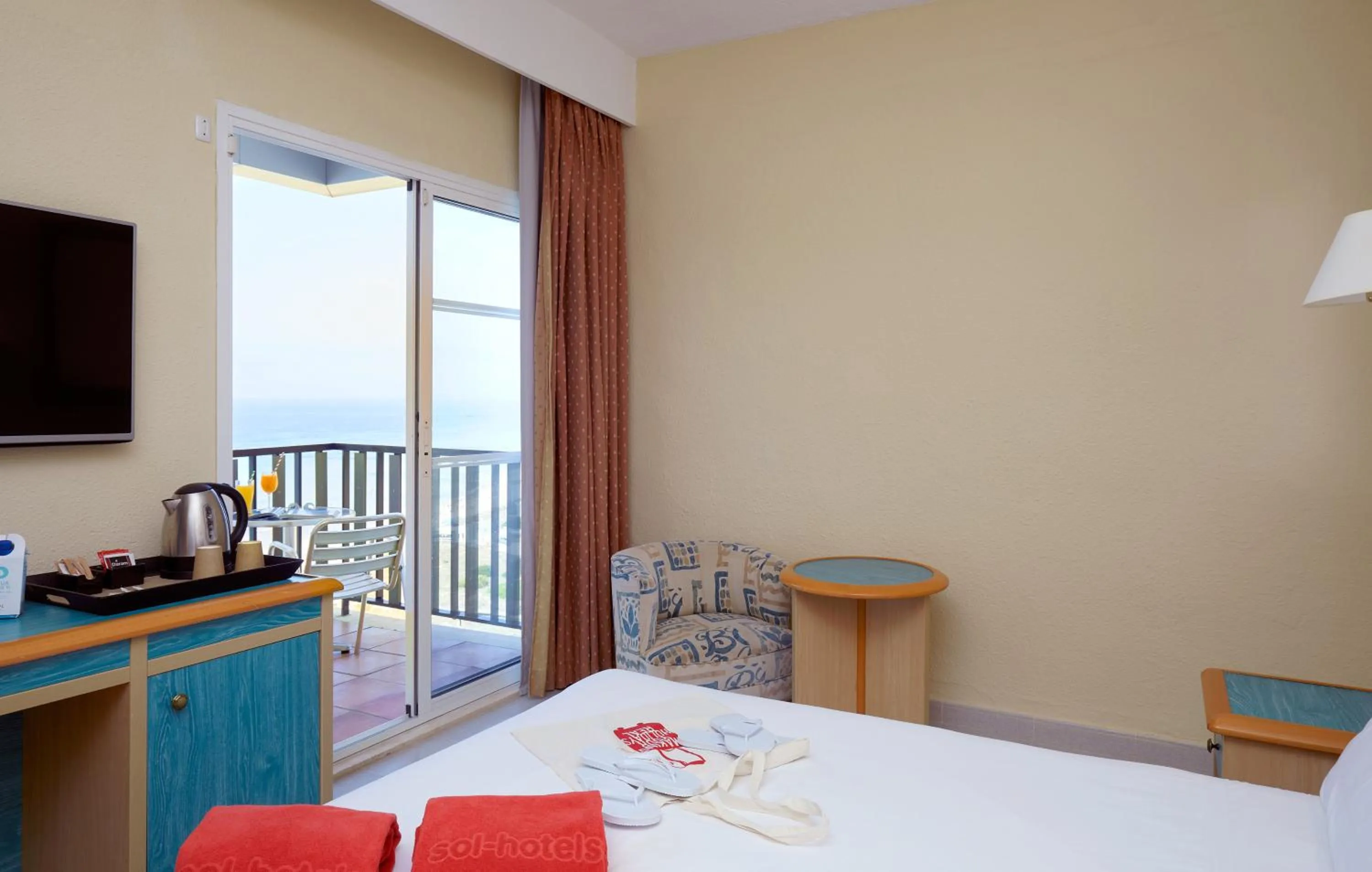 Bedroom, Bed in Sol Milanos Pingüinos