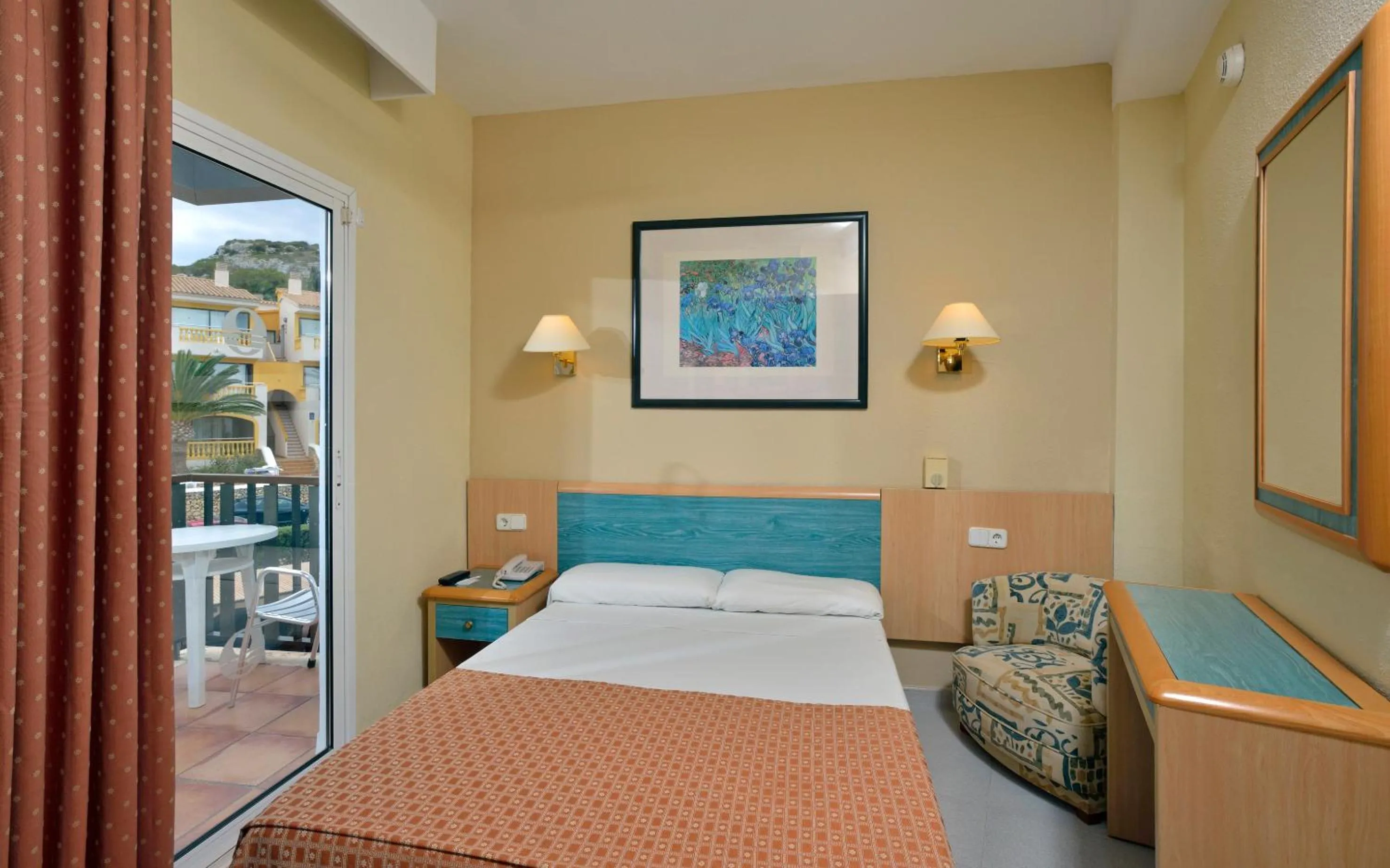 Photo of the whole room, Bed in Sol Milanos Pingüinos