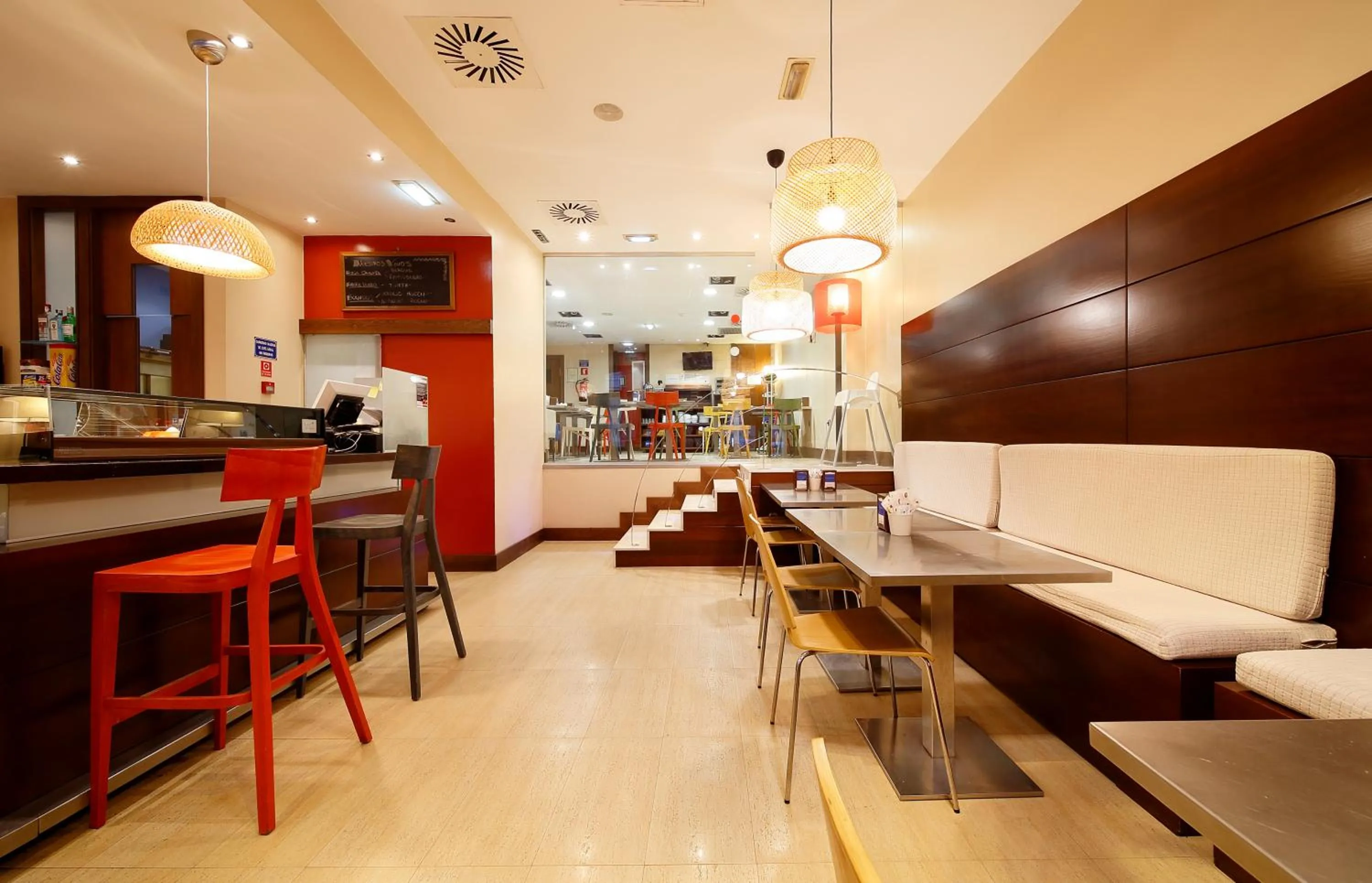 Lounge or bar in Hotel Marqués, Blue Hoteles