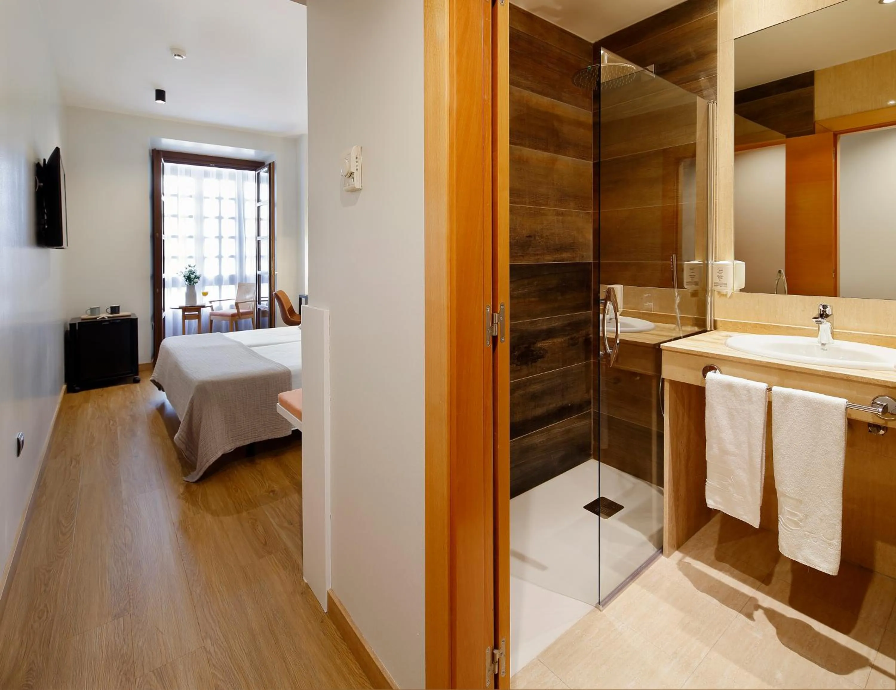 Bathroom, Bed in Hotel Marqués, Blue Hoteles