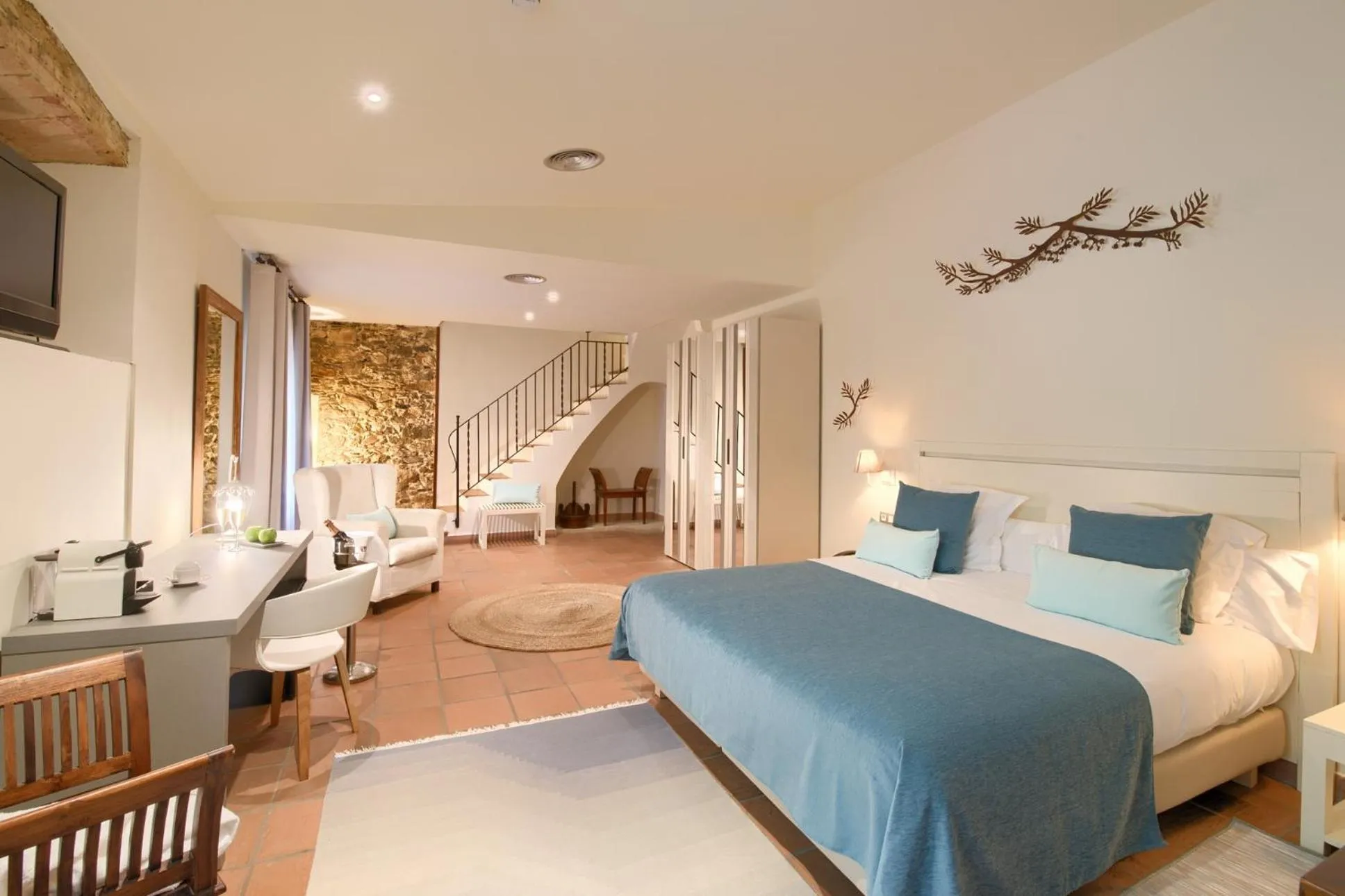 Living room, Bed in Hotel Convent de Begur