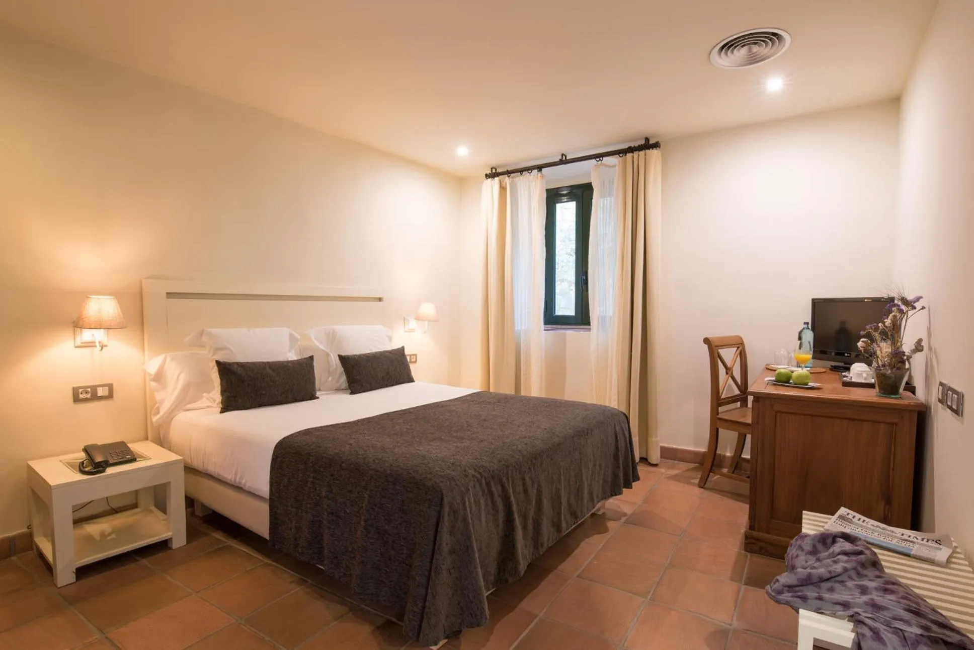 Bedroom, Bed in Hotel Convent de Begur