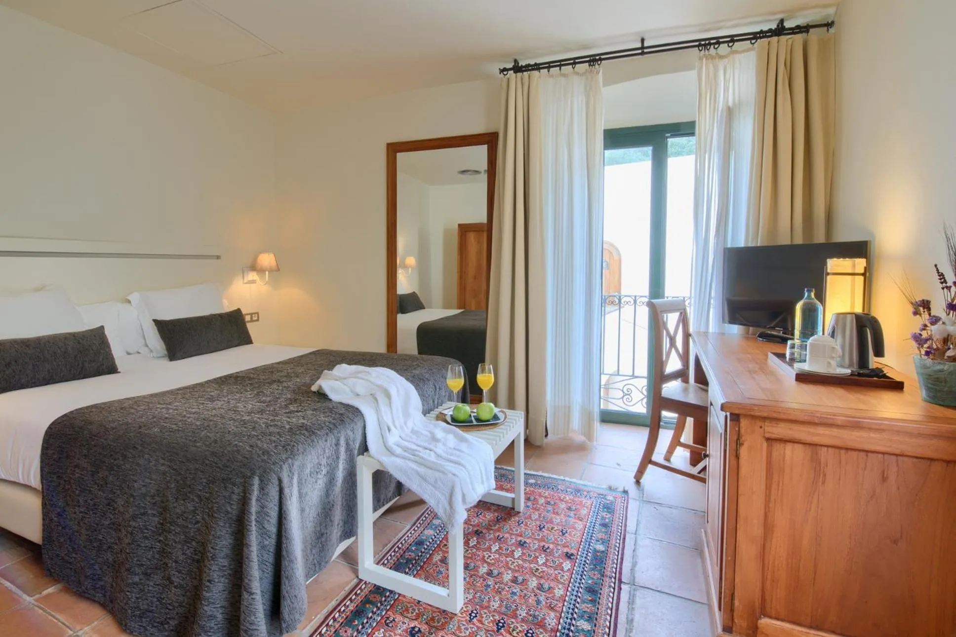 TV and multimedia, Bed in Hotel Convent de Begur