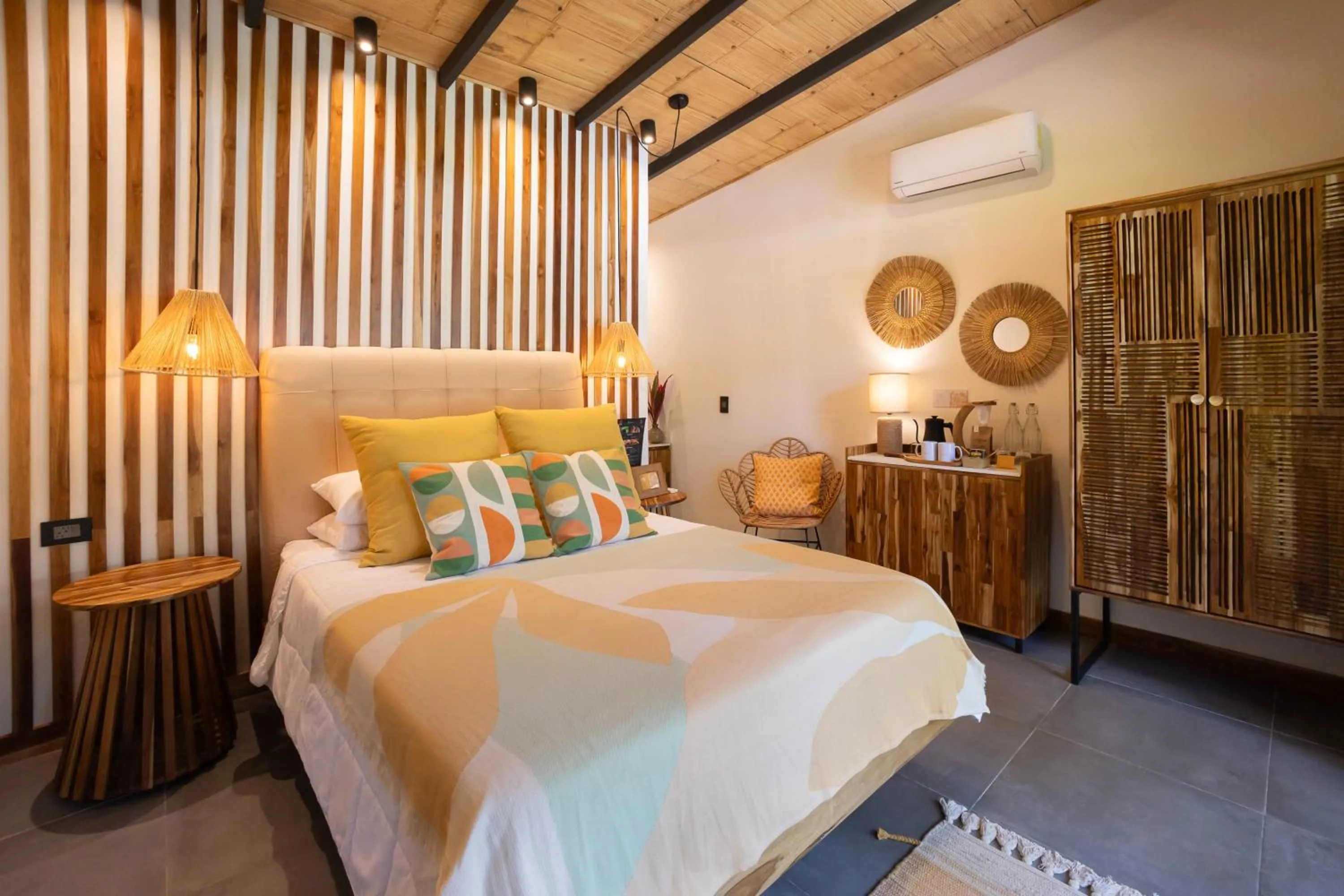 wardrobe, Bed in Exōtico Beach Hotel