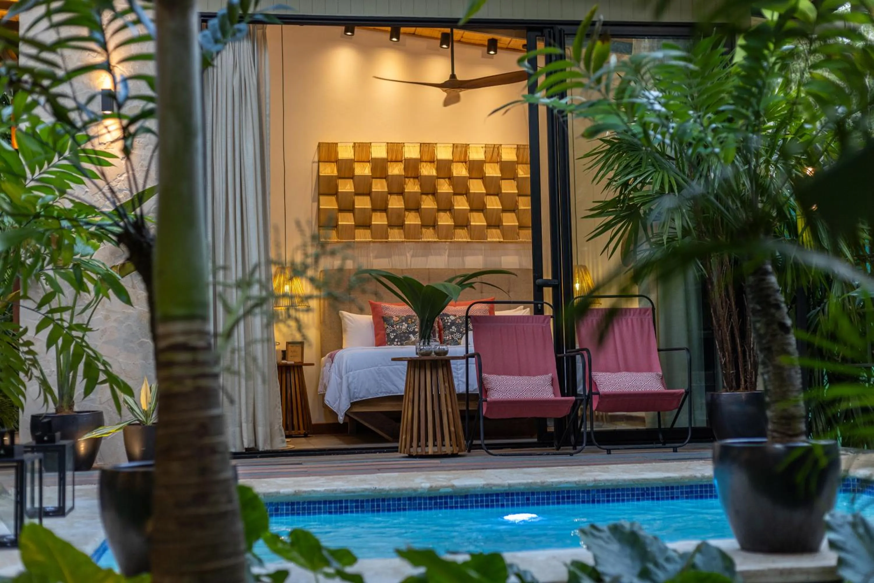 Swimming pool in Exōtico Beach Hotel