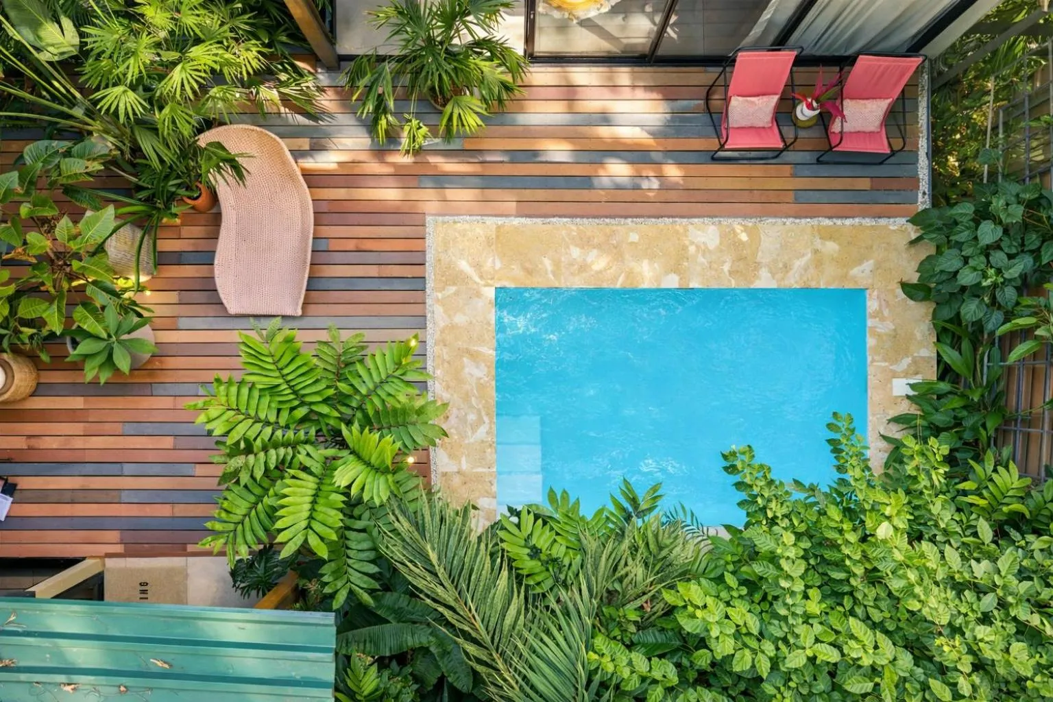 Swimming pool in Exōtico Beach Hotel