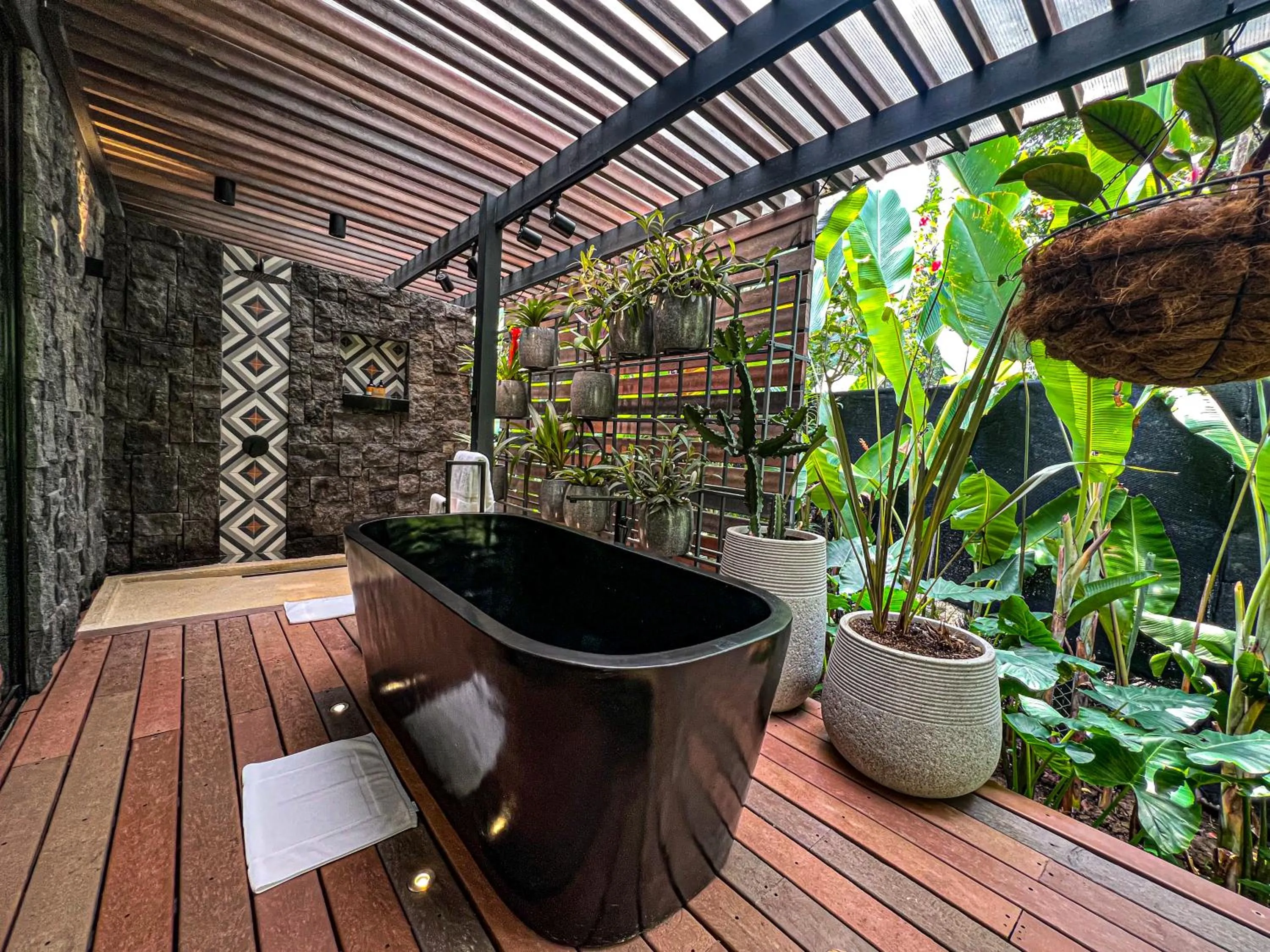 Bath in Exōtico Beach Hotel