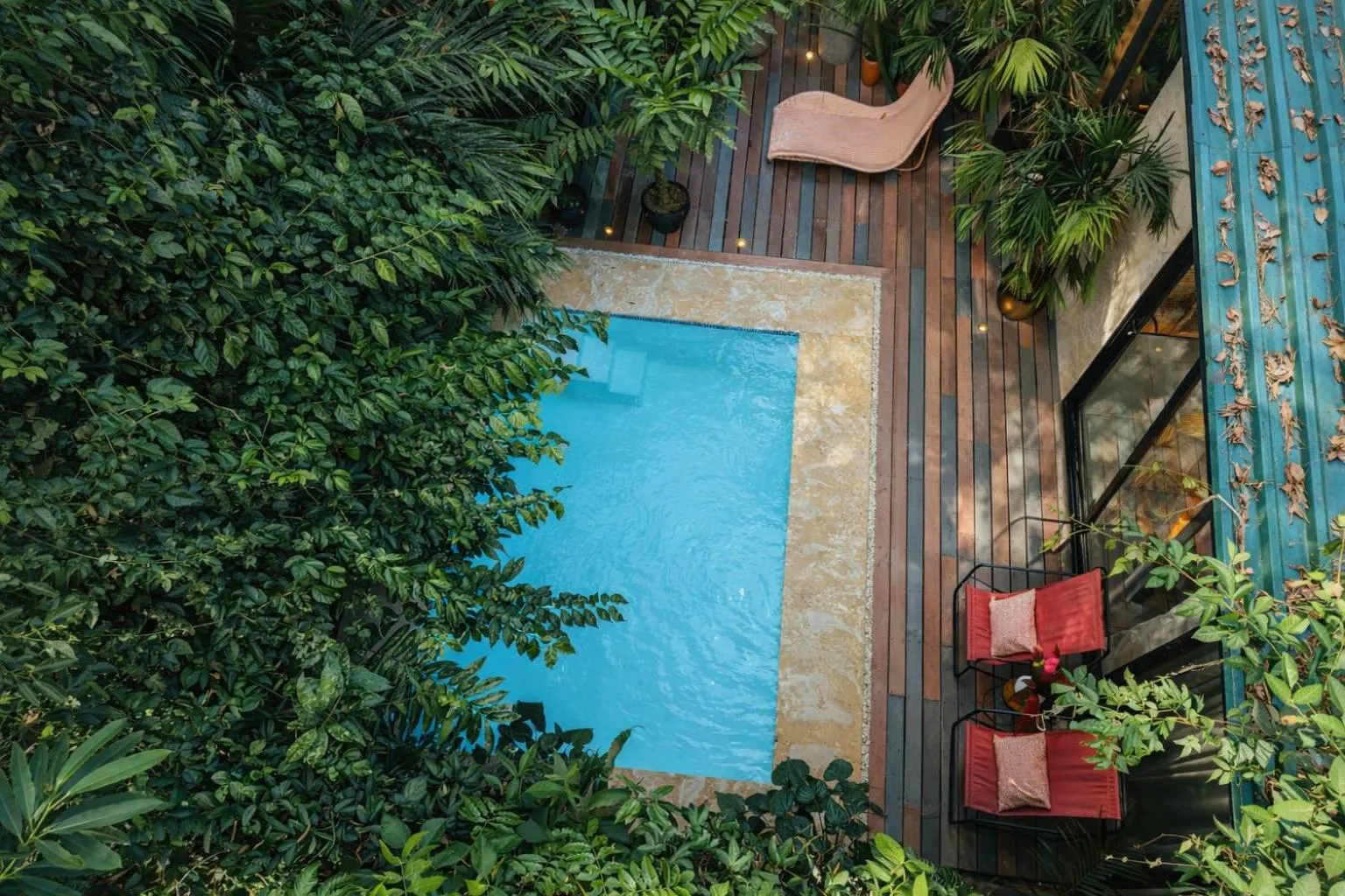 Swimming pool in Exōtico Beach Hotel