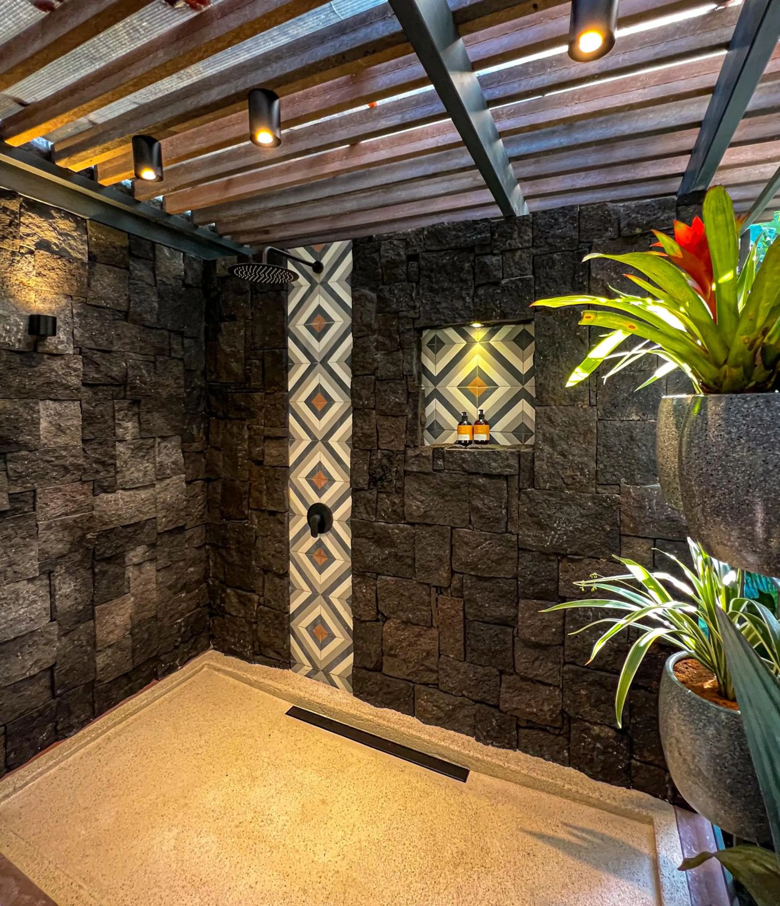 Shower in Exōtico Beach Hotel