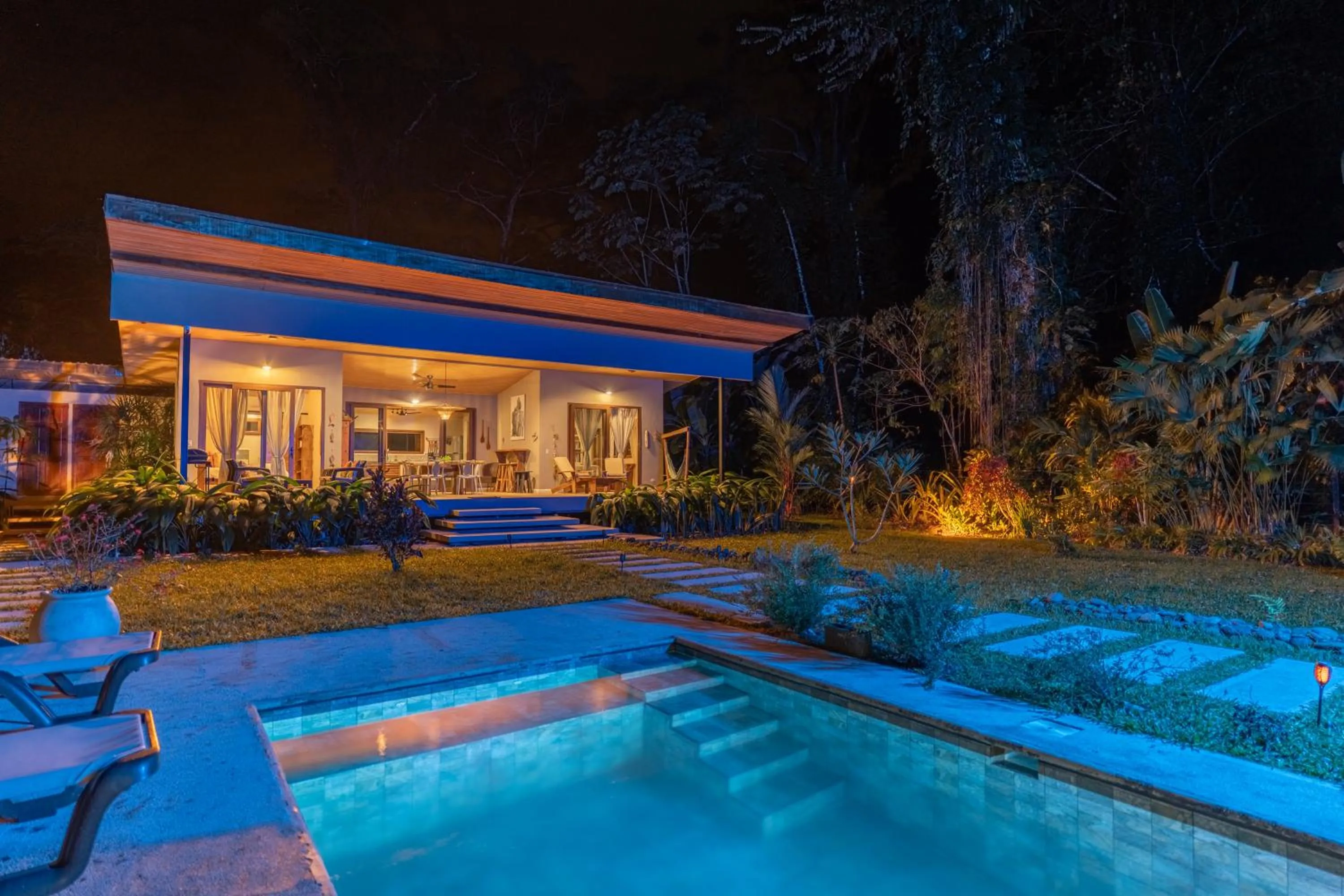 Swimming pool in Exōtico Beach Hotel