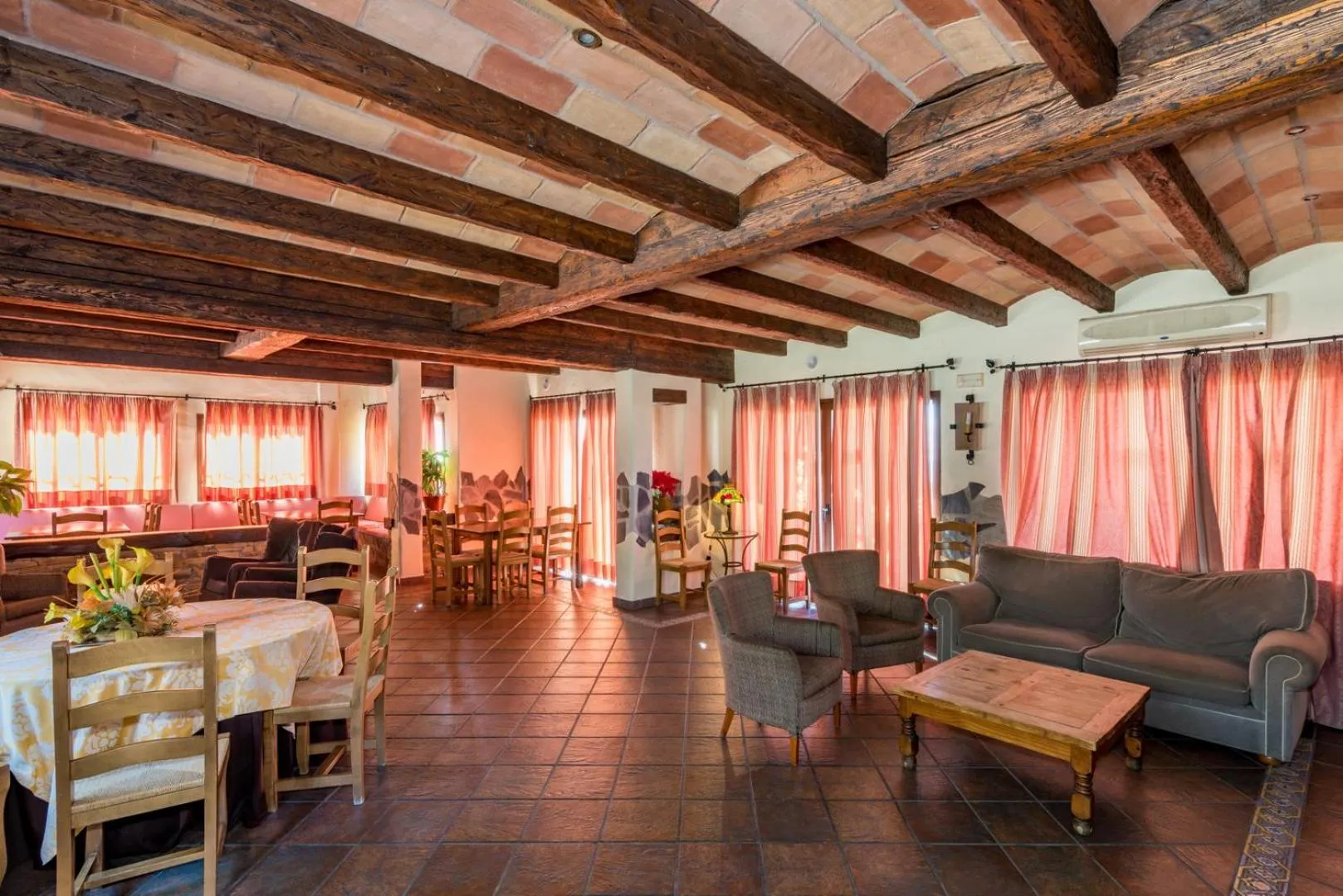 Communal lounge/ TV room in Hotel Rural Almazara