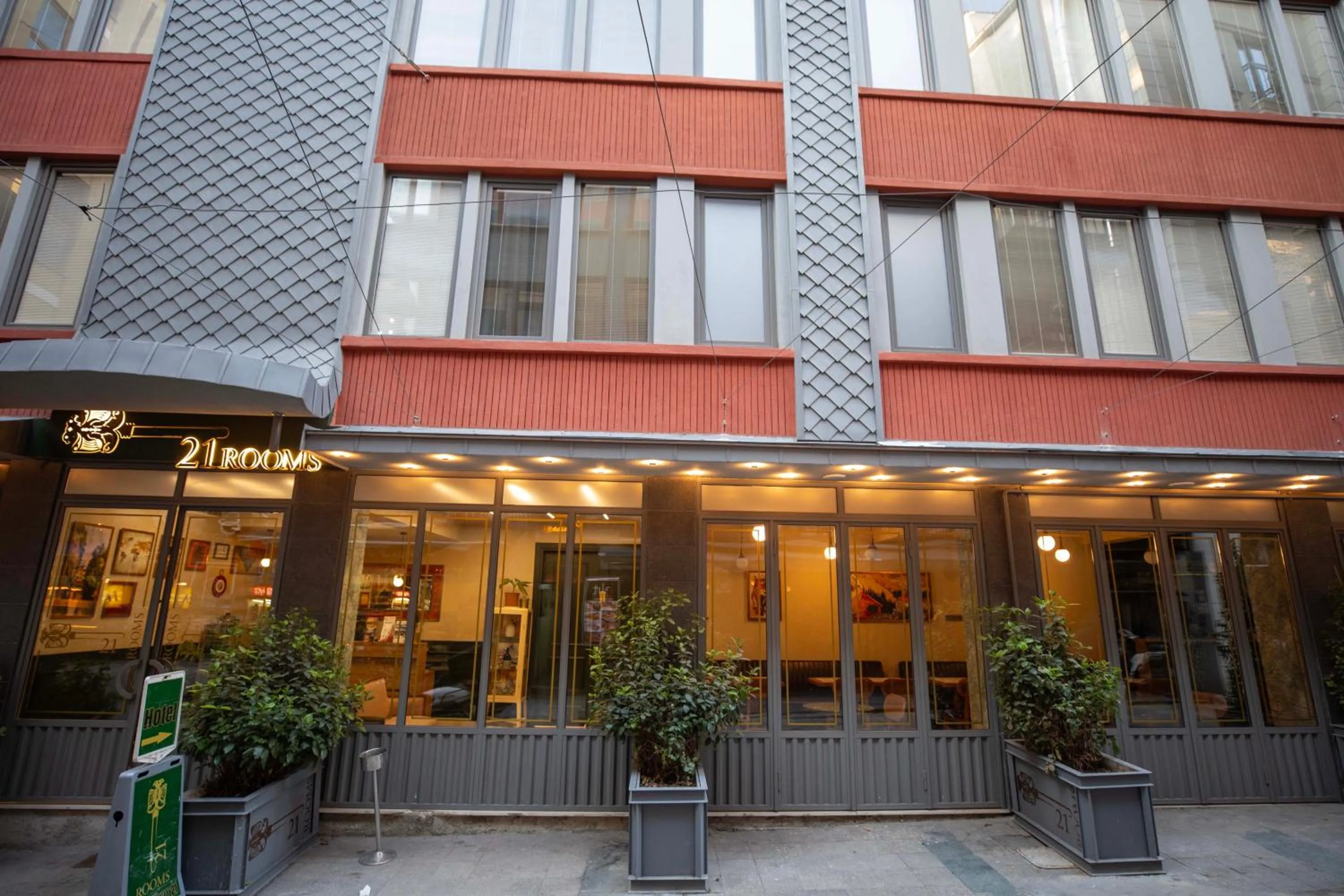Property building in 21 Rooms Hotel
