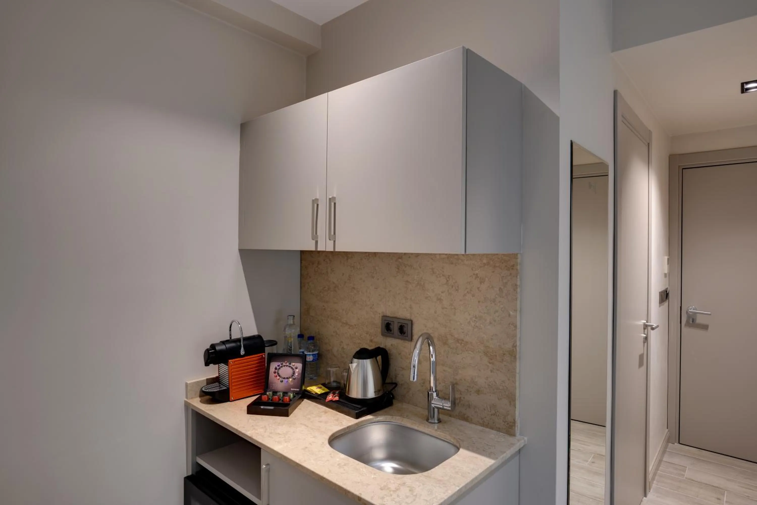 Coffee/tea facilities in 21 Rooms Hotel