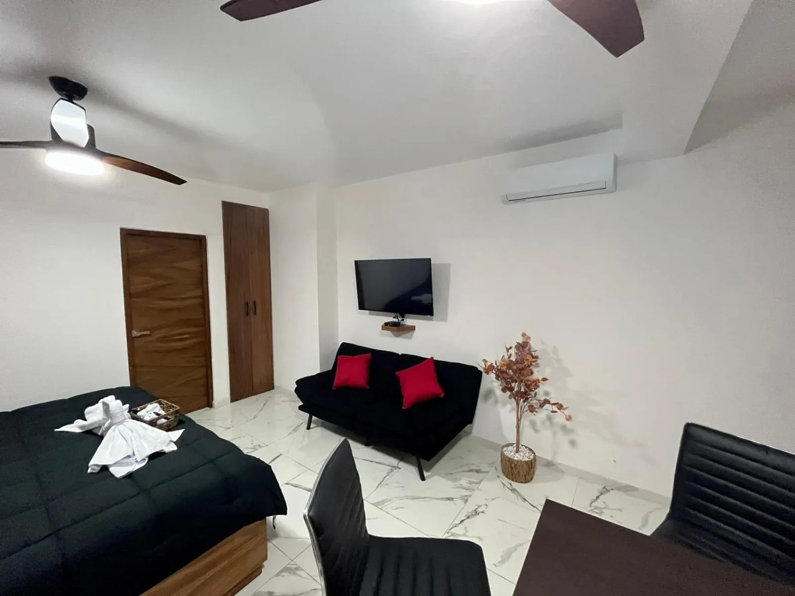 Photo of the whole room in AHAU Playa