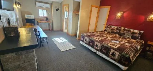 Nine Pines Motel