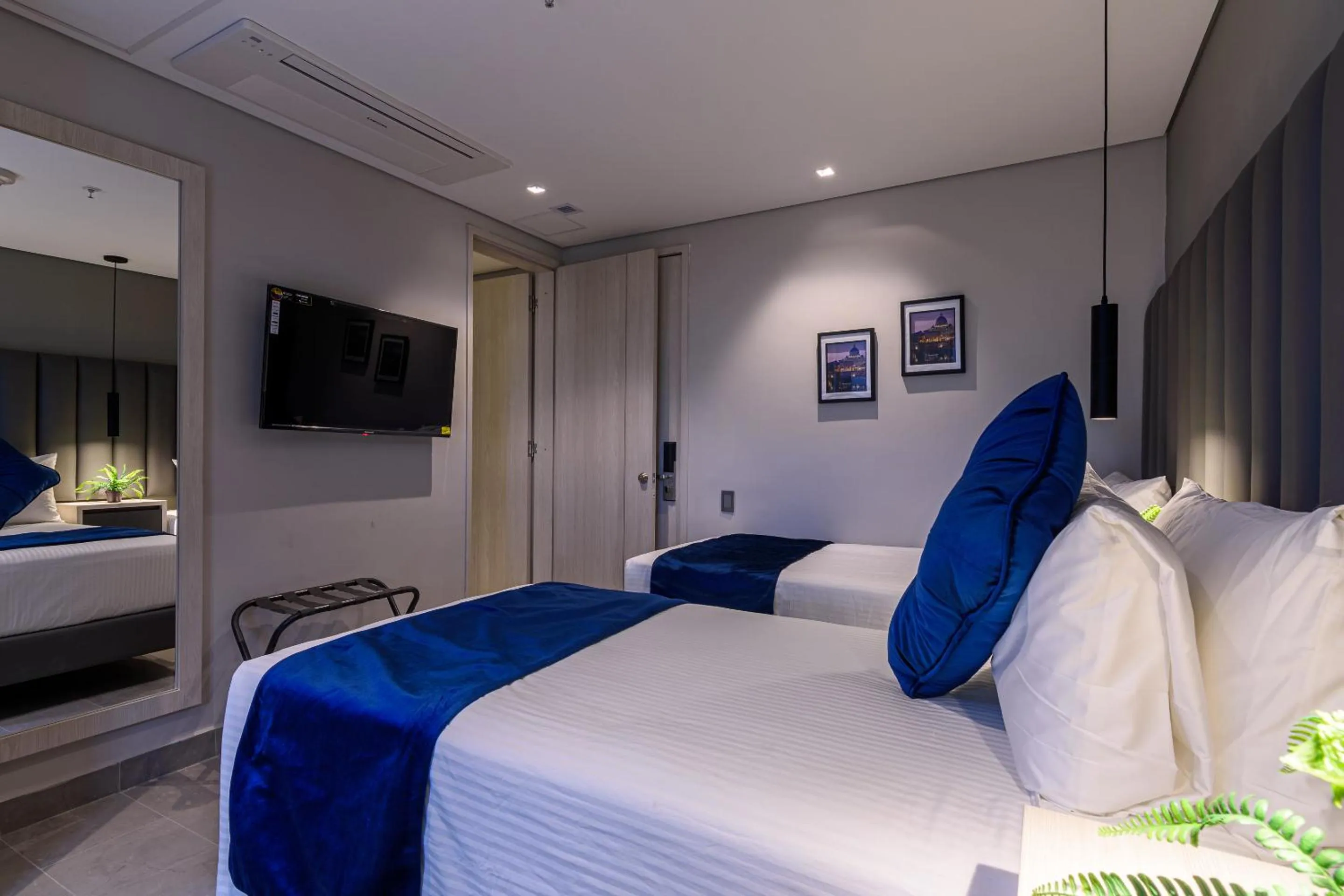 TV and multimedia, Bed in 4 Sur Hotel